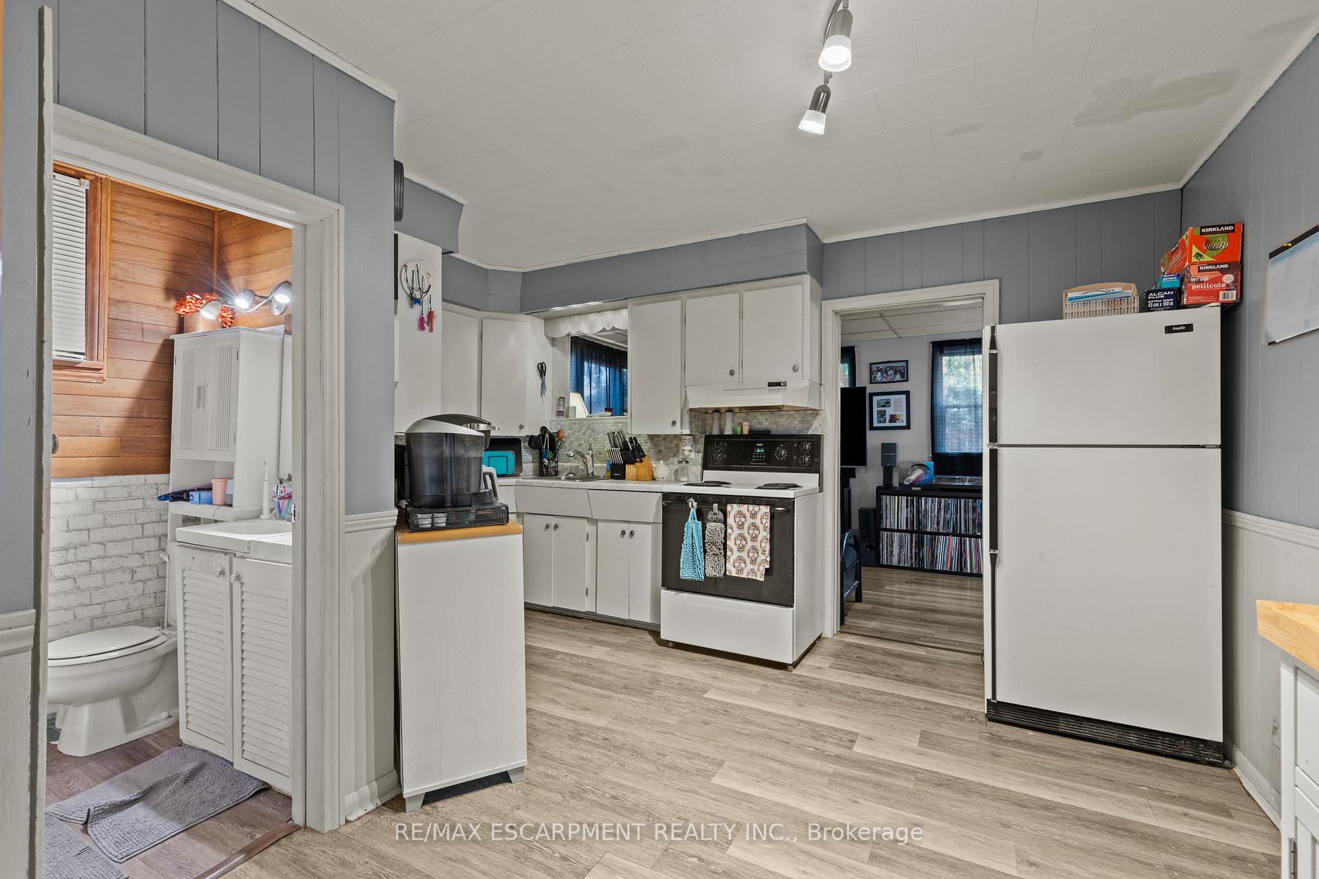 Photo 10 of 30 Frederick Avenue, Hamilton, Crown Point — HOMEH