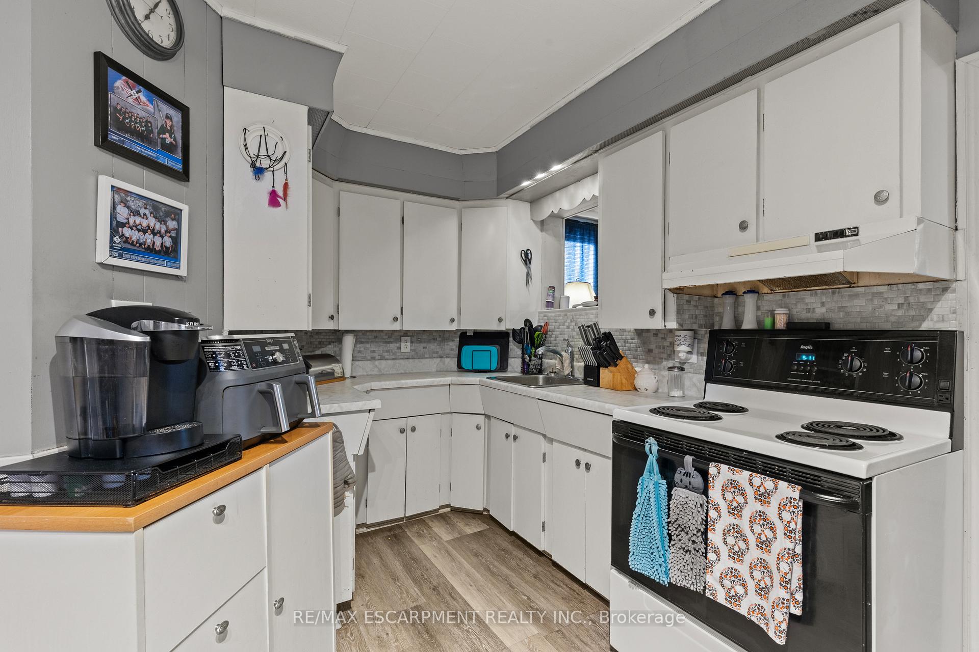 Photo 12 of 30 Frederick Avenue, Hamilton, Crown Point — HOMEH