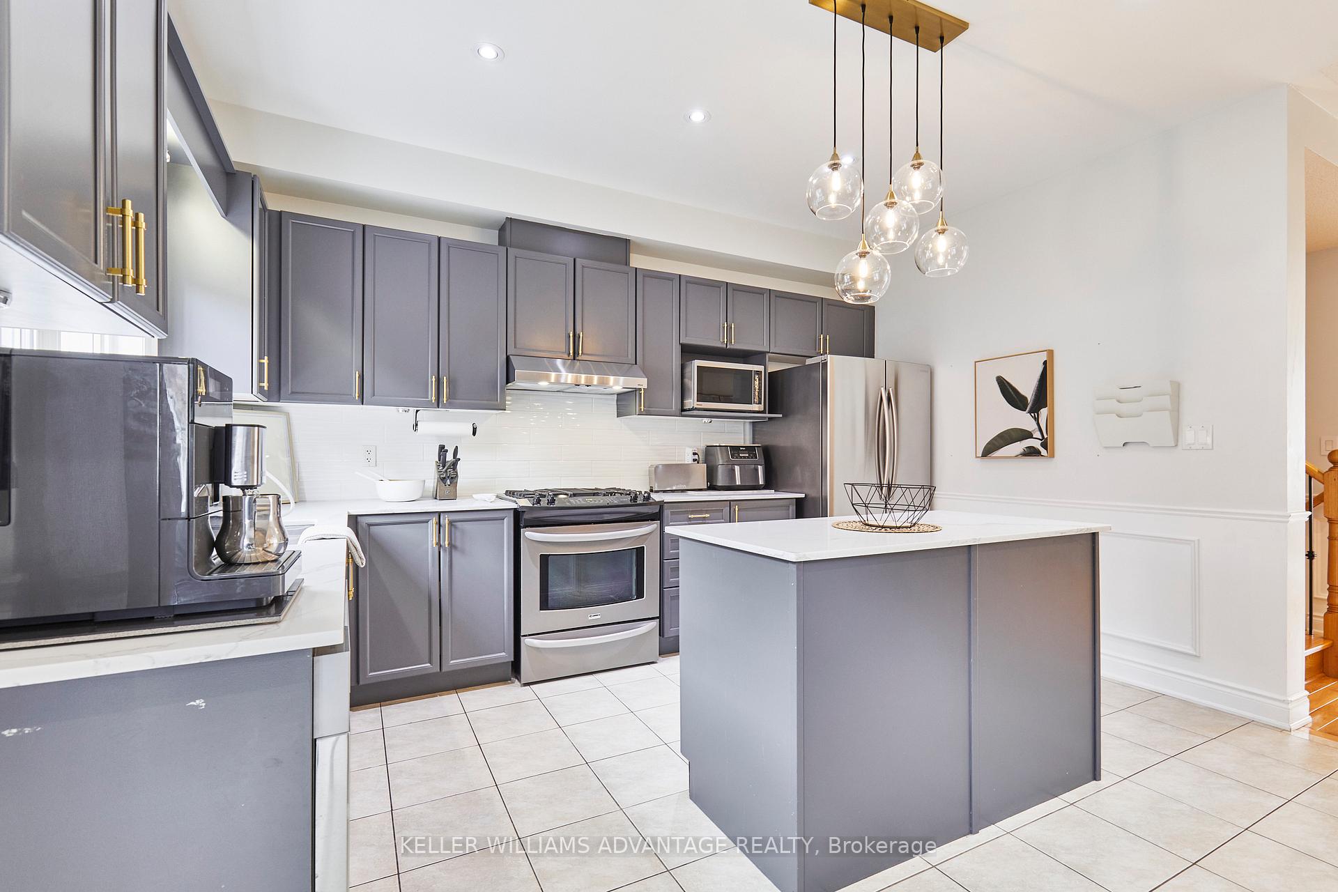 Photo 8 of 16 Isaac Devins Avenue, Vaughan, East Woodbridge — HOMEH