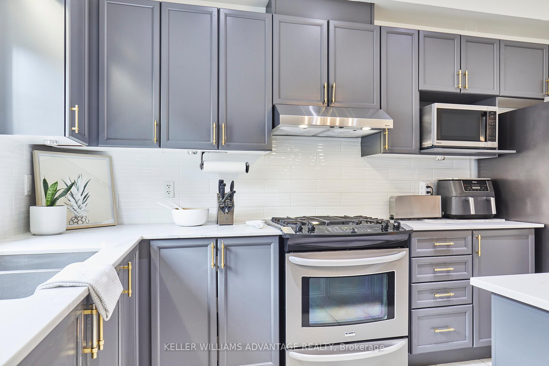 Photo 9 of 16 Isaac Devins Avenue, Vaughan, East Woodbridge — HOMEH
