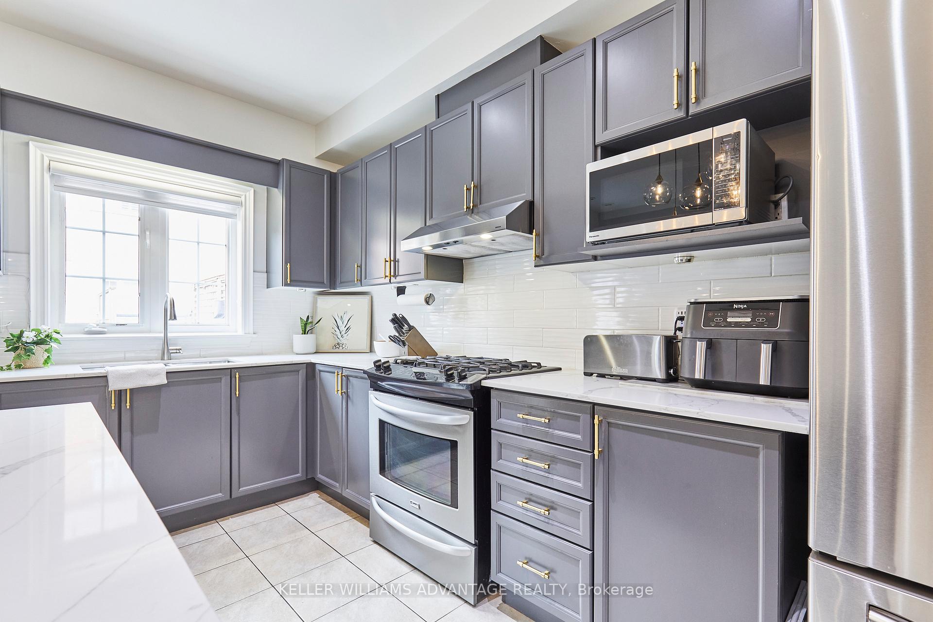 Photo 10 of 16 Isaac Devins Avenue, Vaughan, East Woodbridge — HOMEH