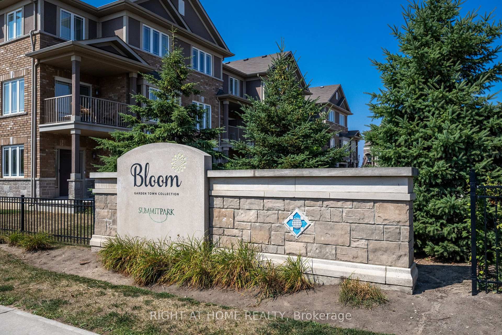 Photo 2 of 3 Bloom Crescent, Hamilton, Stoney Creek Mountain — HOMEH