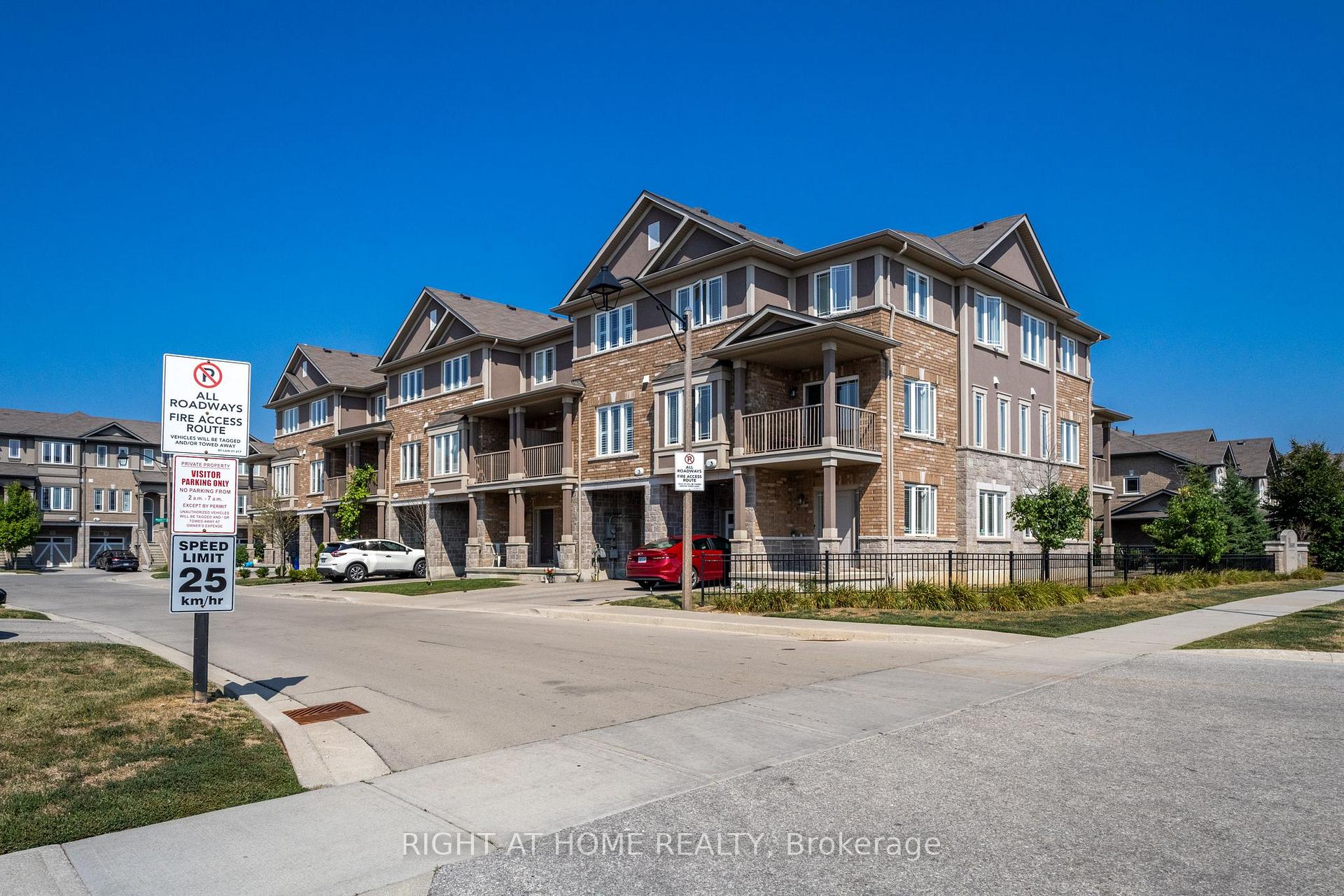 Photo 3 of 3 Bloom Crescent, Hamilton, Stoney Creek Mountain — HOMEH