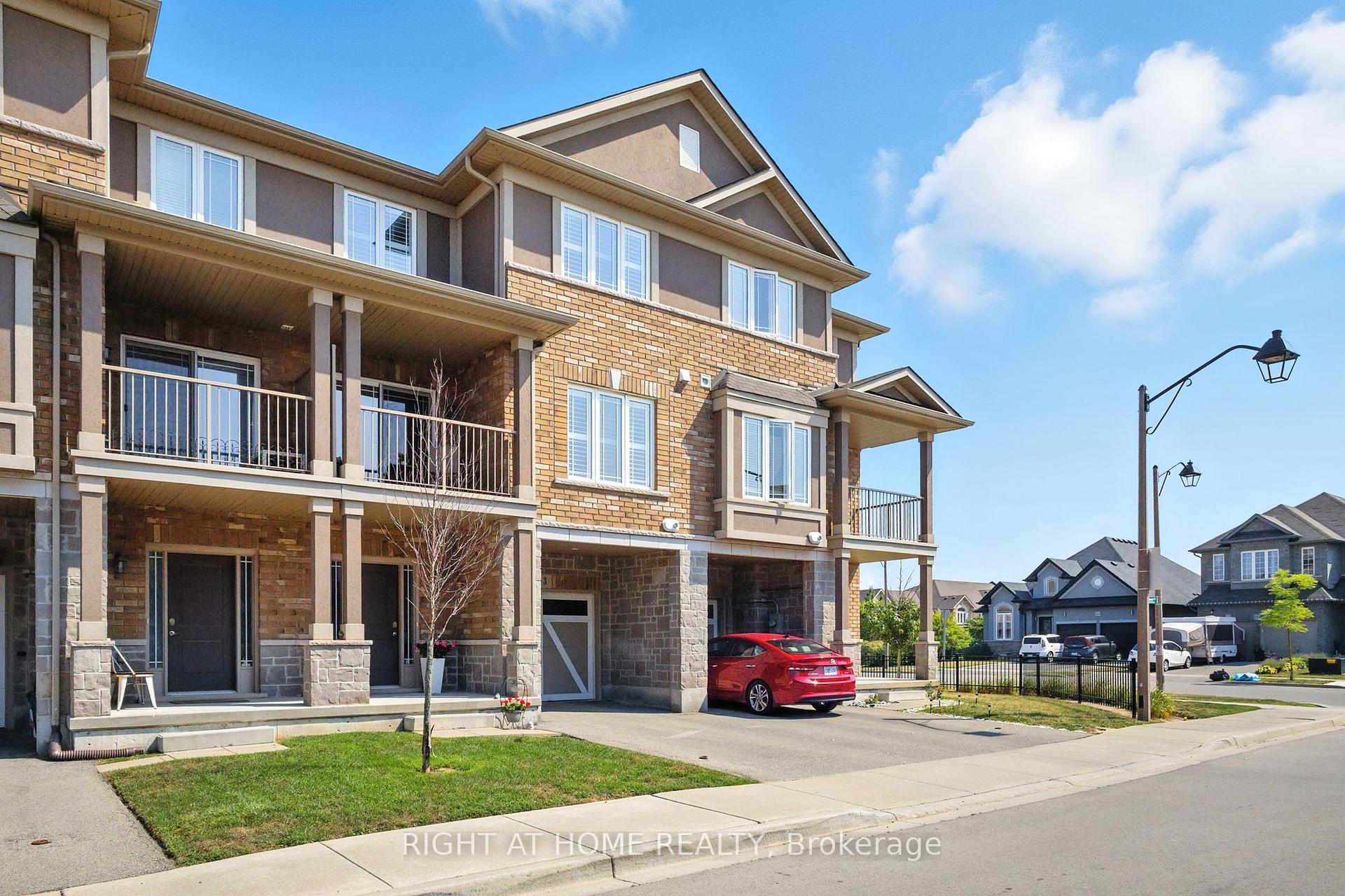 Photo 4 of 3 Bloom Crescent, Hamilton, Stoney Creek Mountain — HOMEH