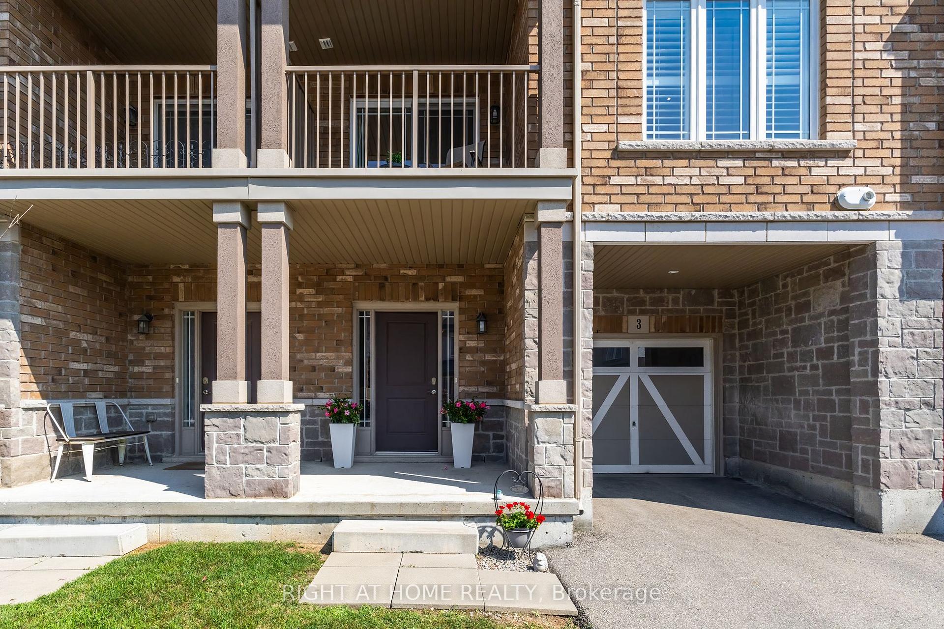 Photo 5 of 3 Bloom Crescent, Hamilton, Stoney Creek Mountain — HOMEH
