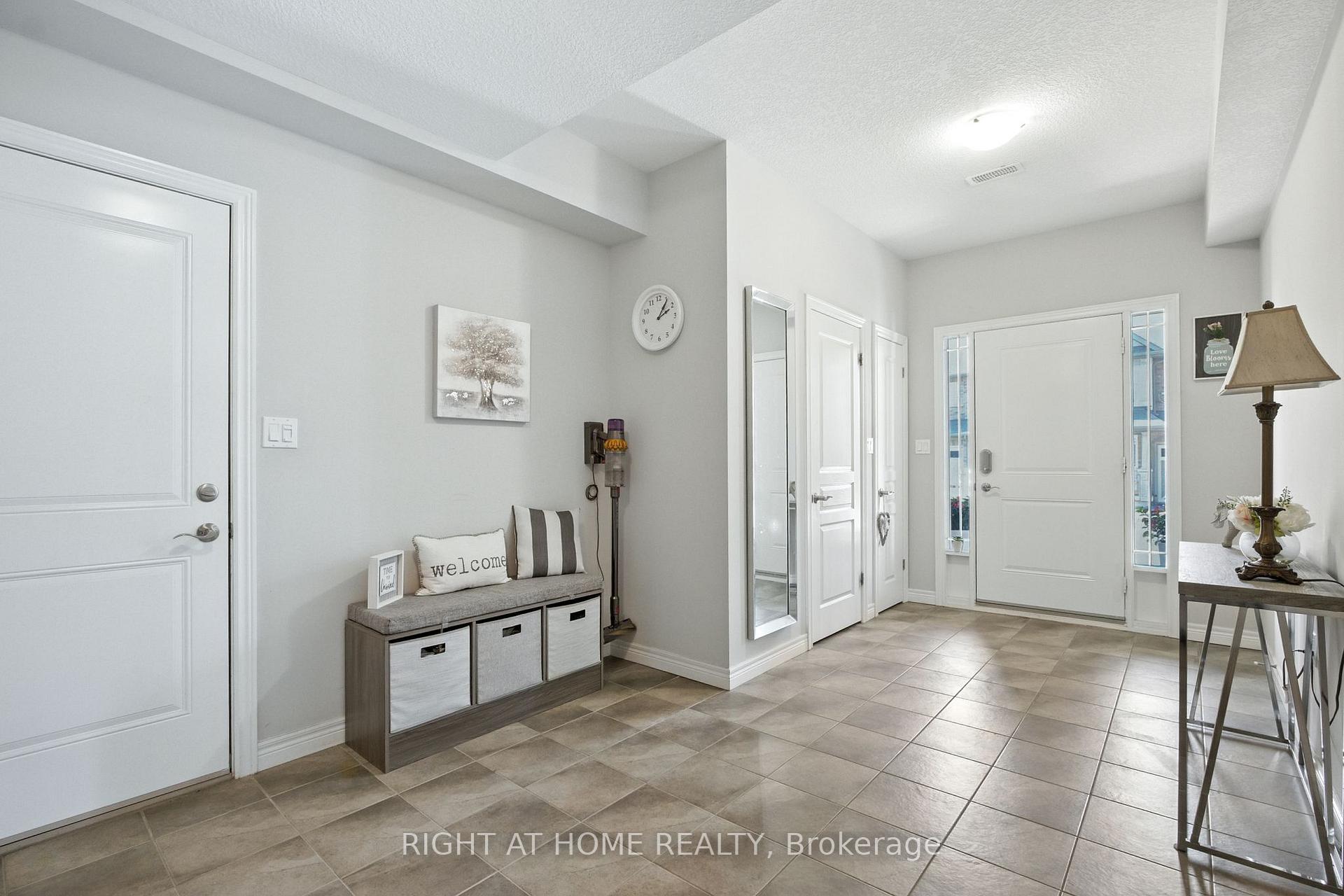 Photo 6 of 3 Bloom Crescent, Hamilton, Stoney Creek Mountain — HOMEH