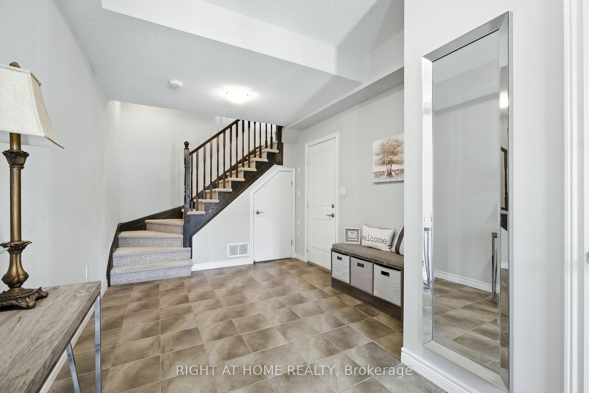 Photo 7 of 3 Bloom Crescent, Hamilton, Stoney Creek Mountain — HOMEH