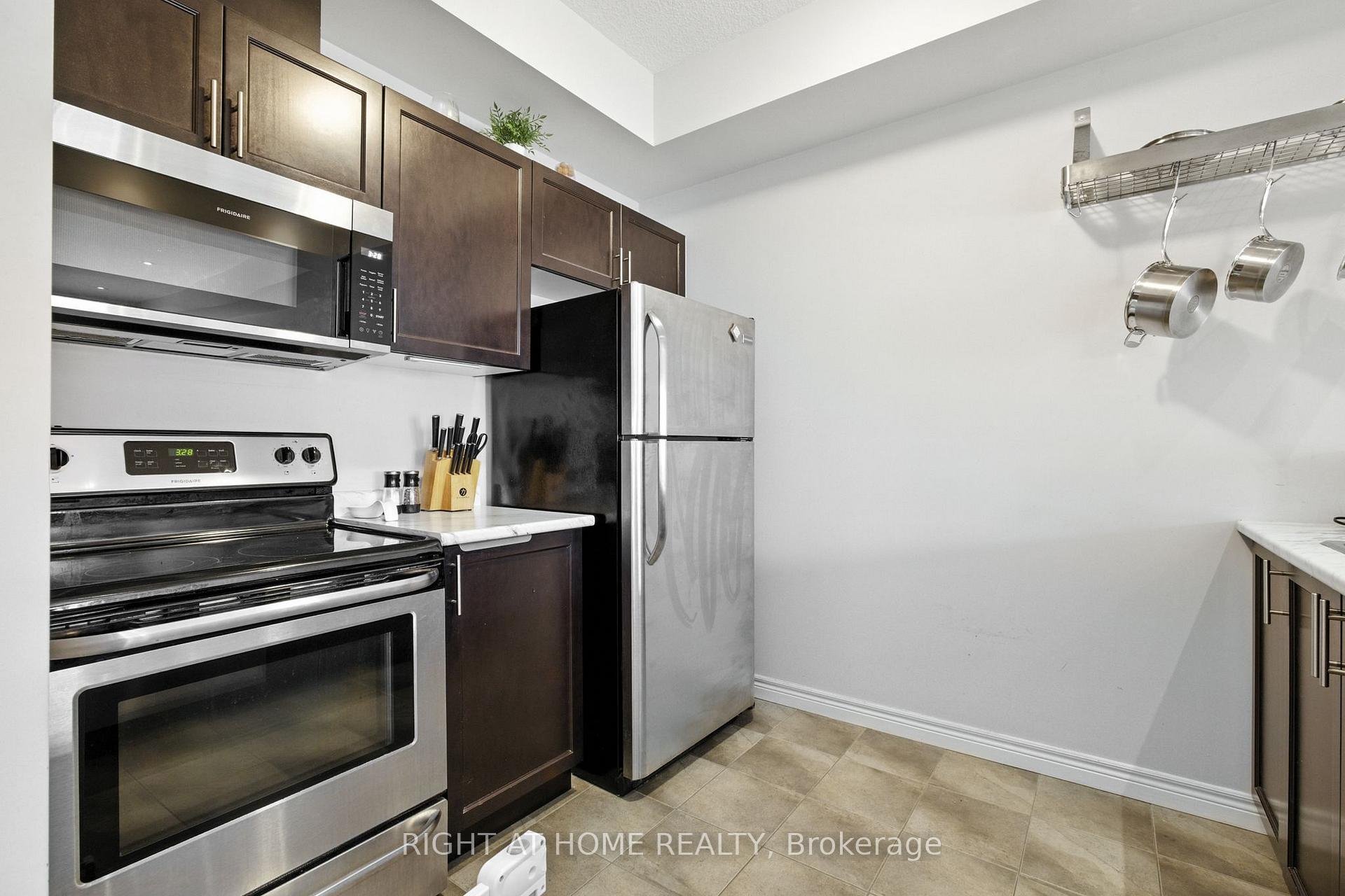 Photo 8 of 3 Bloom Crescent, Hamilton, Stoney Creek Mountain — HOMEH