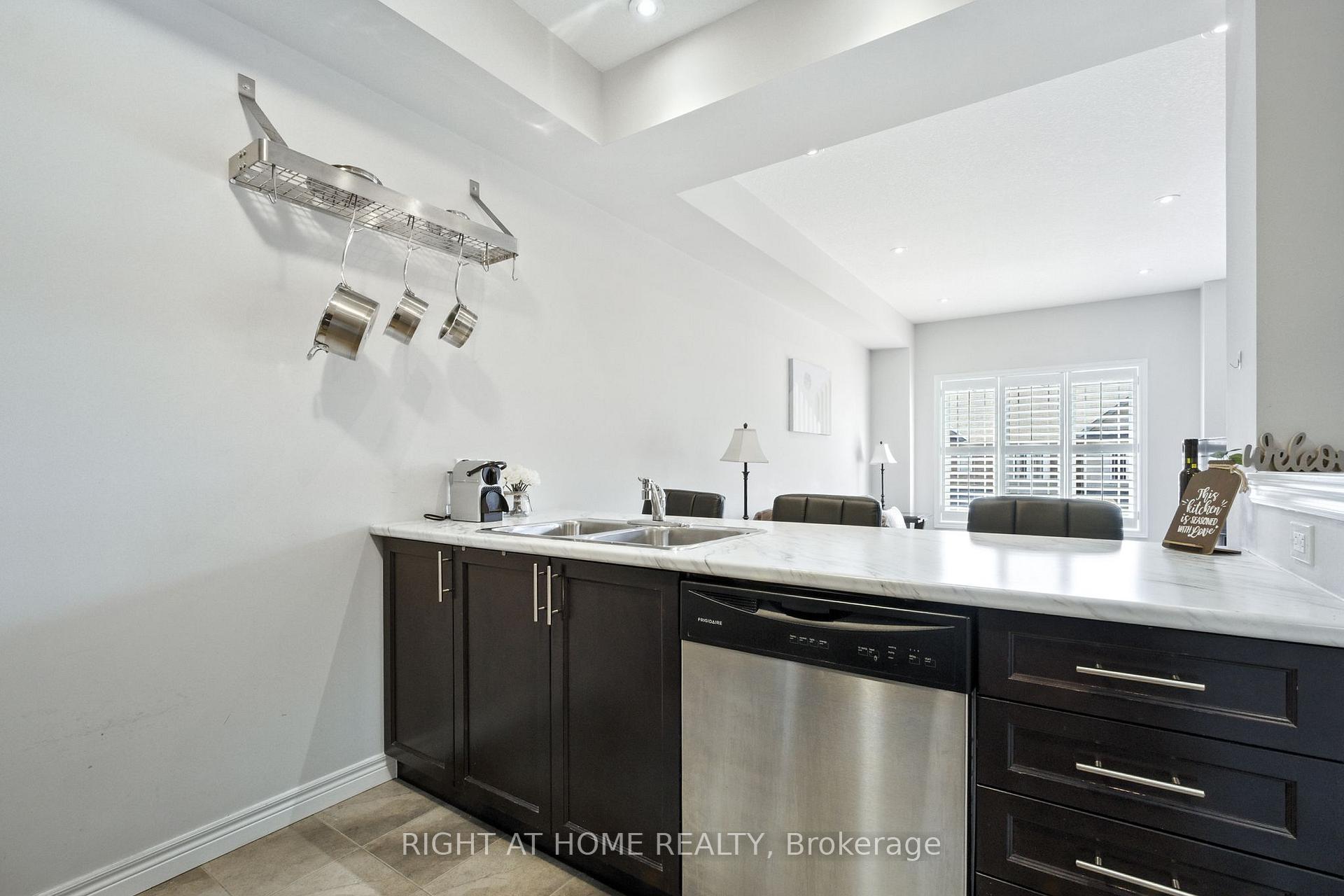 Photo 9 of 3 Bloom Crescent, Hamilton, Stoney Creek Mountain — HOMEH