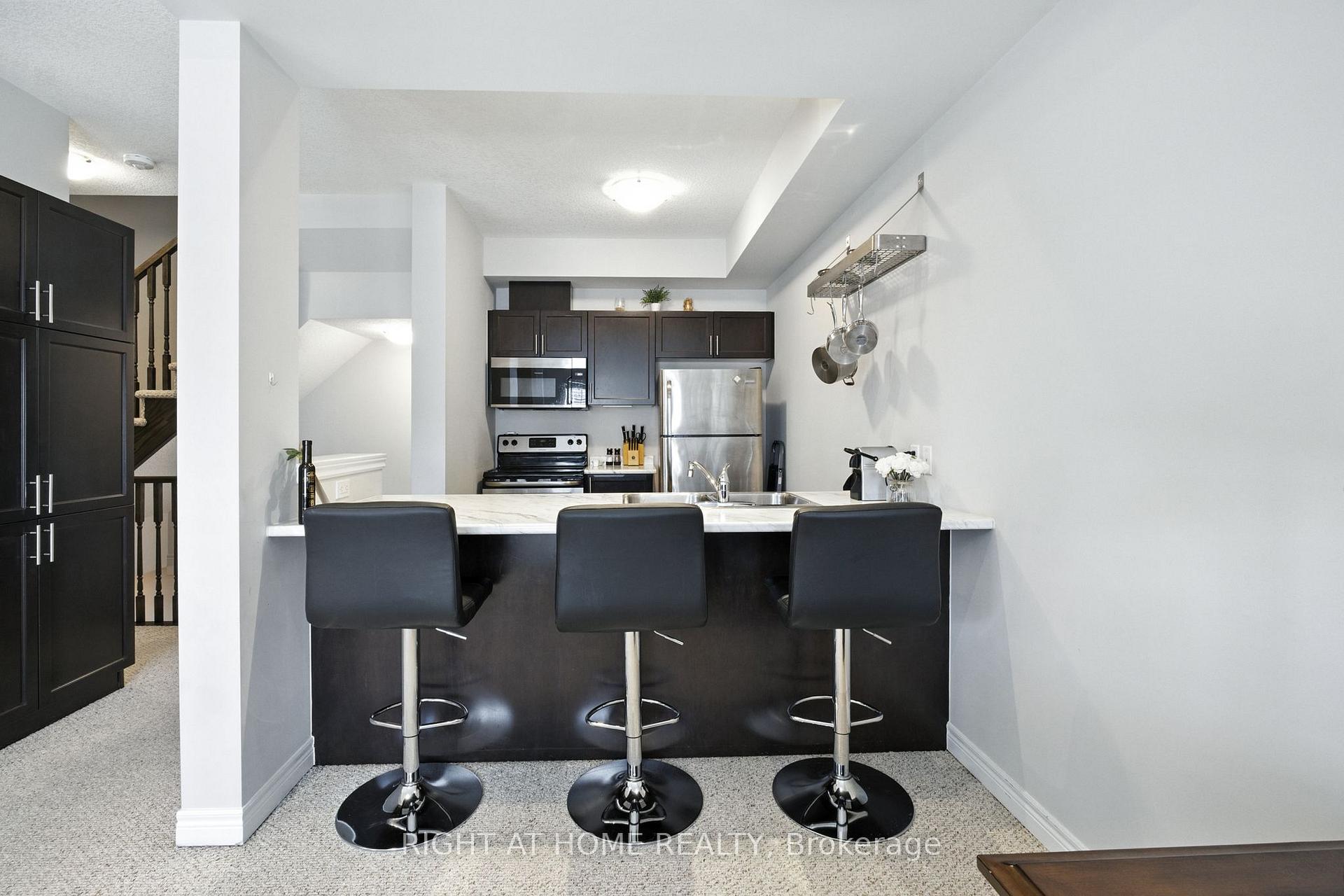 Photo 10 of 3 Bloom Crescent, Hamilton, Stoney Creek Mountain — HOMEH