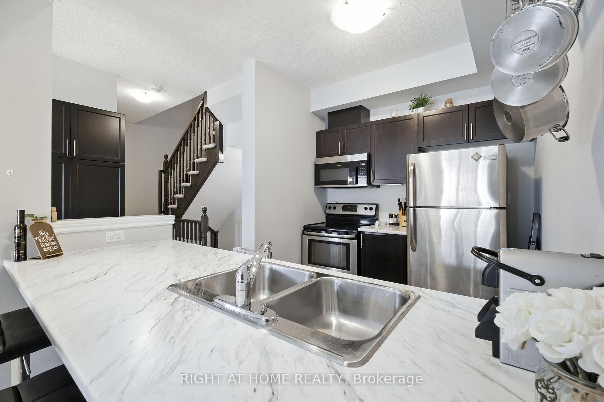 Photo 11 of 3 Bloom Crescent, Hamilton, Stoney Creek Mountain — HOMEH