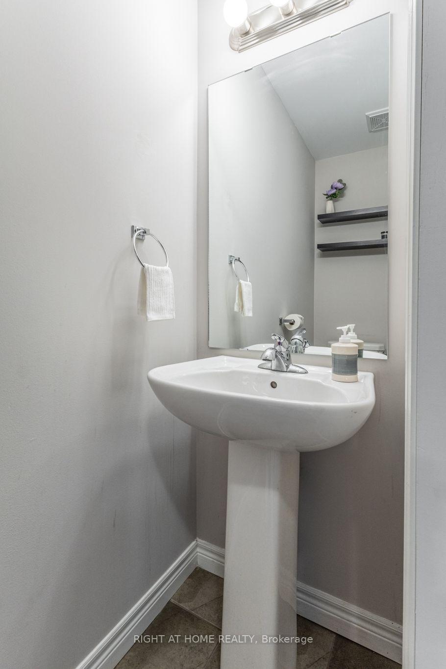 Photo 18 of 3 Bloom Crescent, Hamilton, Stoney Creek Mountain — HOMEH