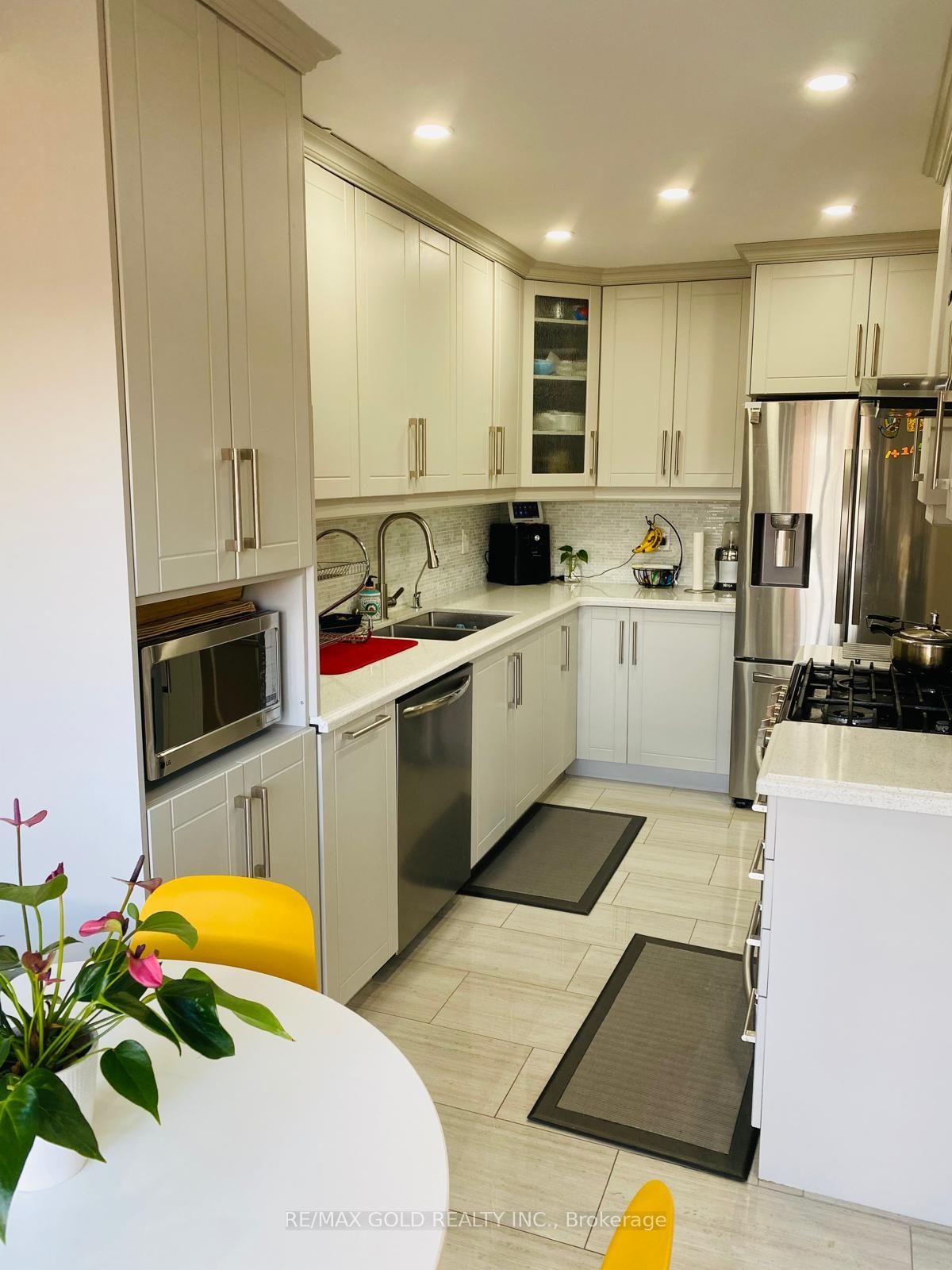 Photo 5 of Unit Upper, 110 Monaco Court, Brampton, Fletcher's Meadow — HOMEH