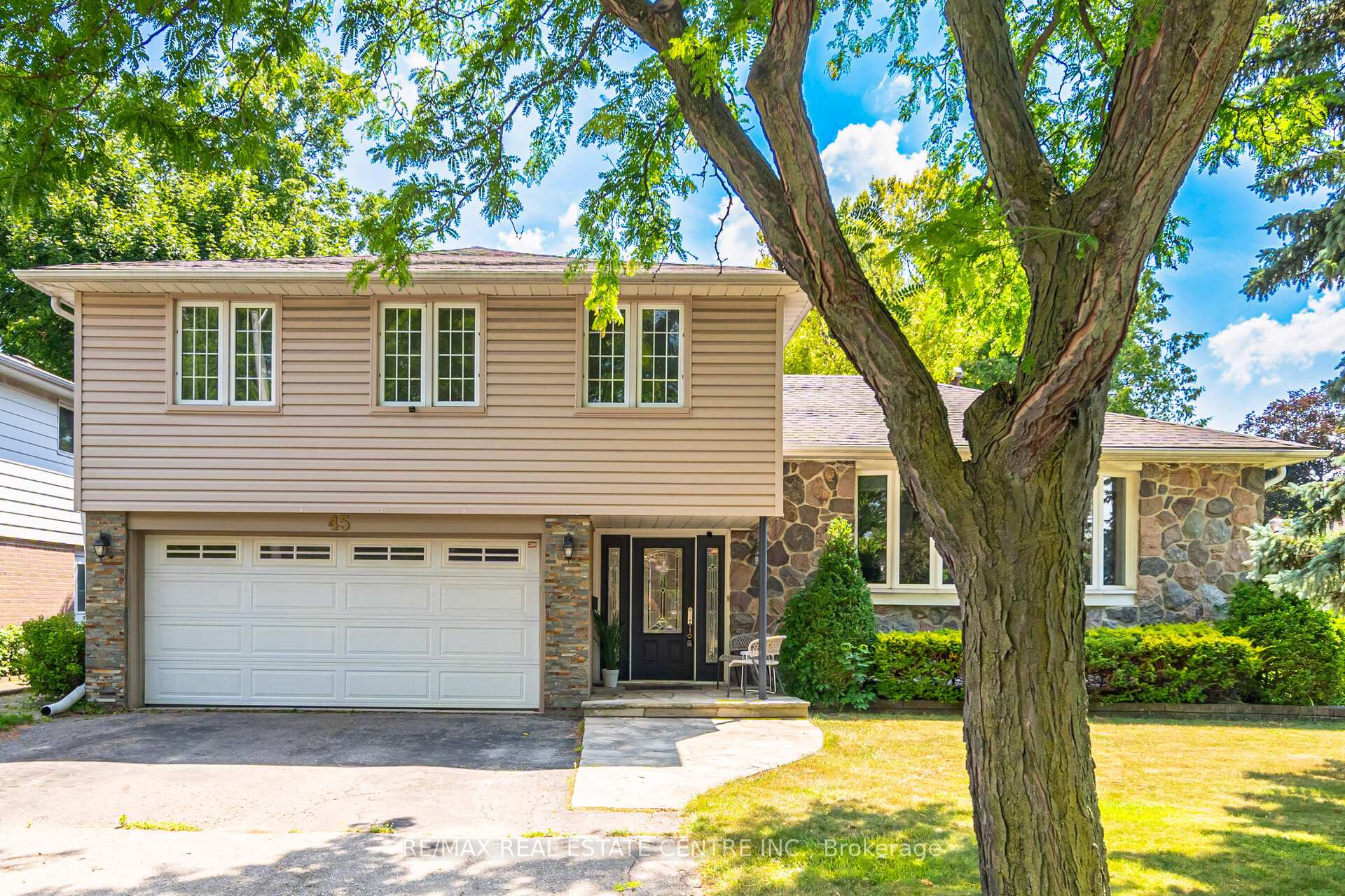 Photo 2 of 45 Core Crescent, Brampton, Brampton East — HOMEH