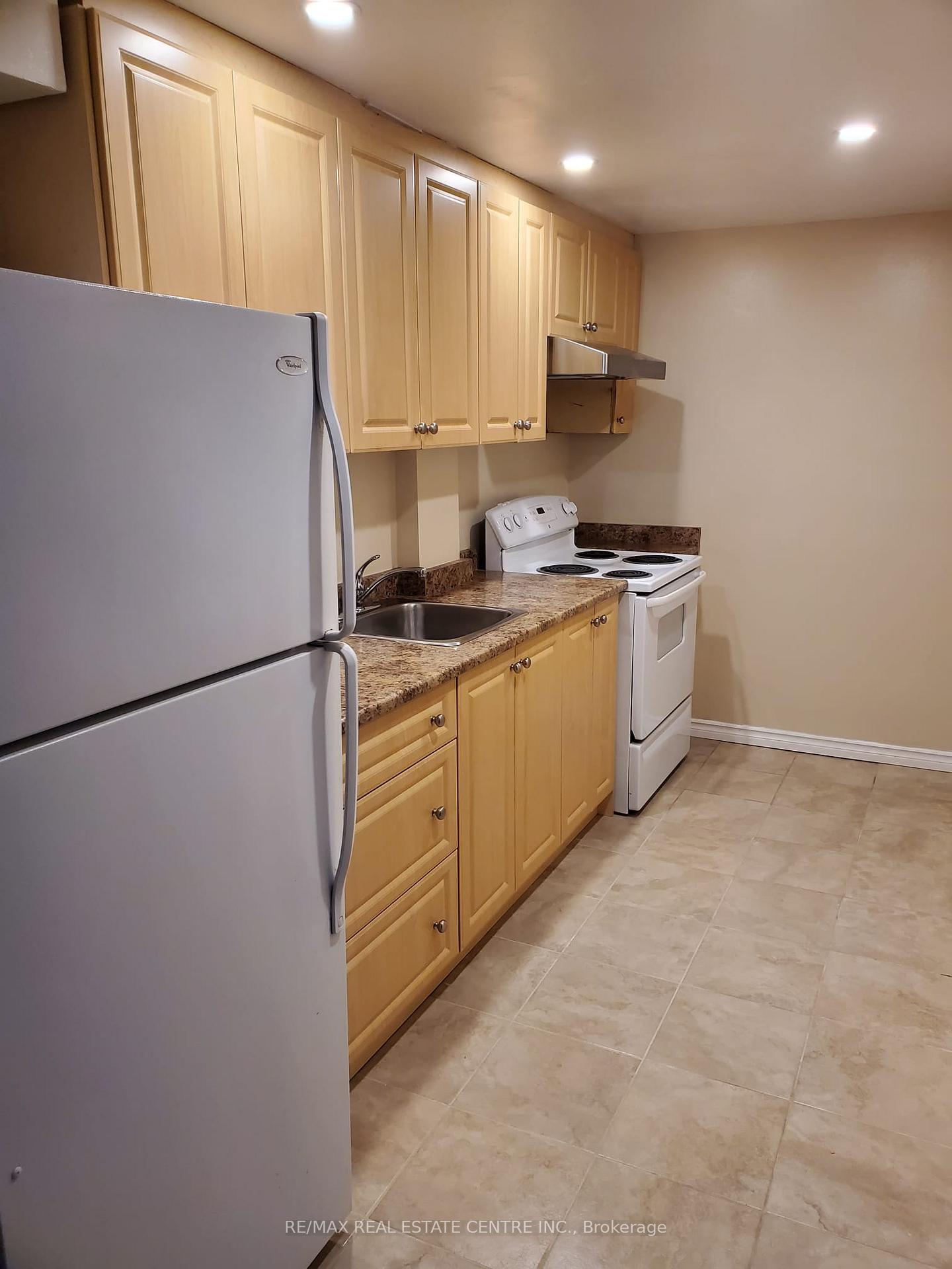 Photo 4 of 42 Ridgemore Crescent, Brampton, Fletcher's Meadow — HOMEH
