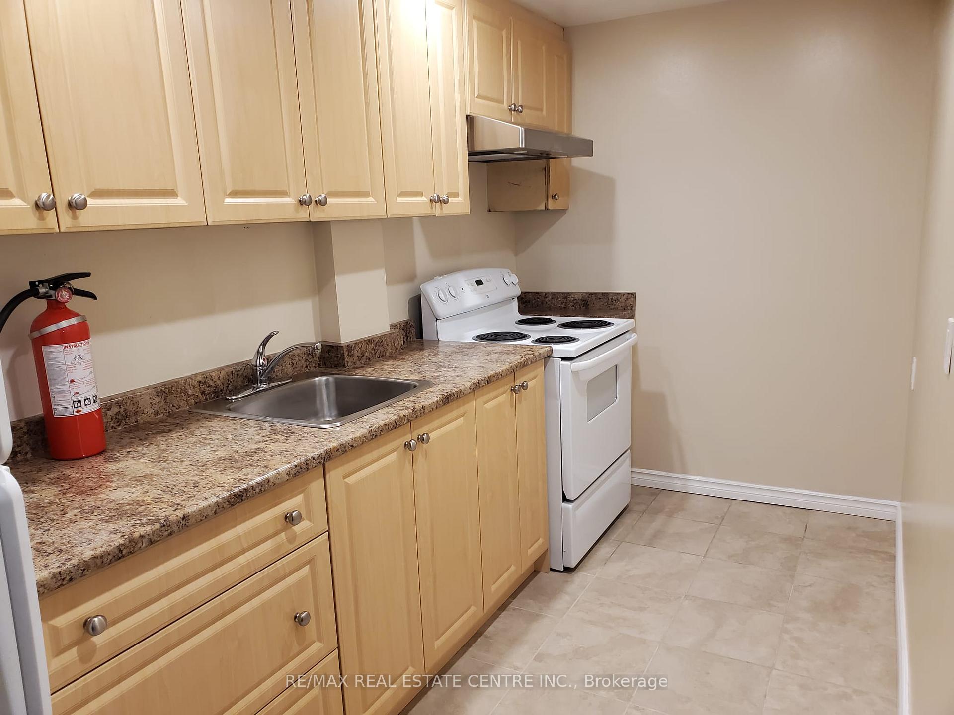 Photo 5 of 42 Ridgemore Crescent, Brampton, Fletcher's Meadow — HOMEH