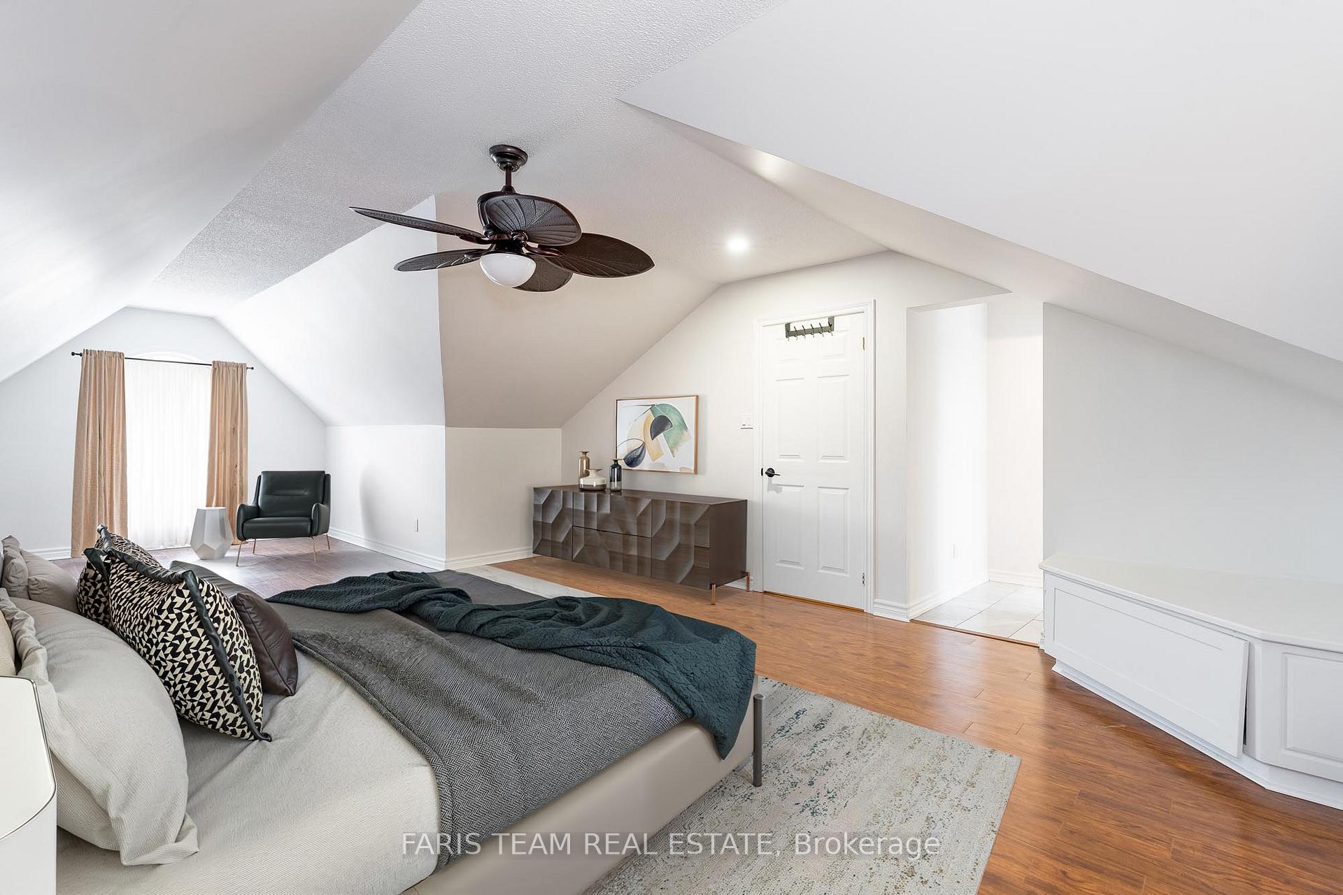 Photo 12 of 24 Keats Drive, Barrie, Letitia Heights — HOMEH