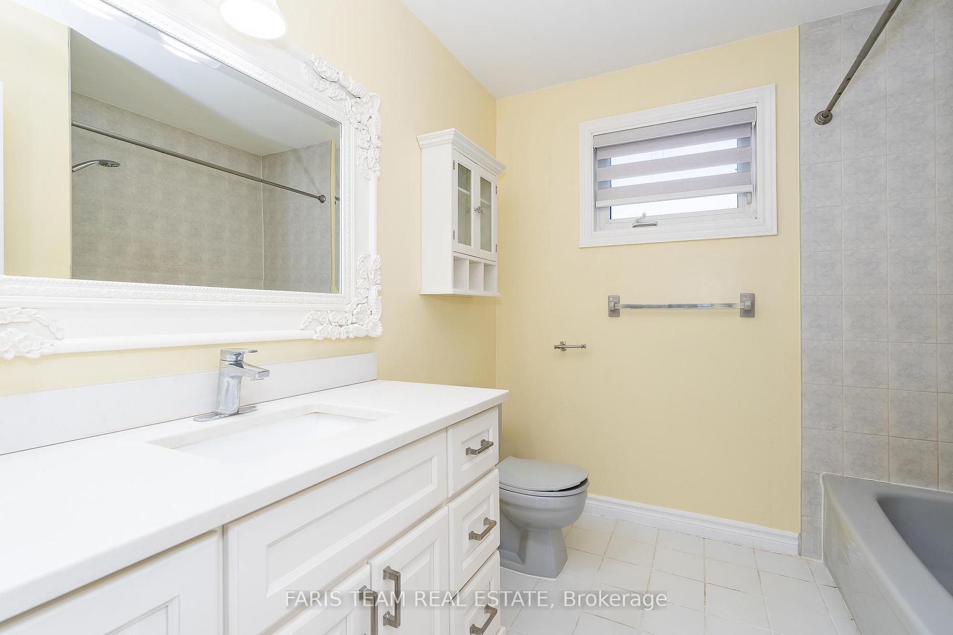 Photo 17 of 24 Keats Drive, Barrie, Letitia Heights — HOMEH