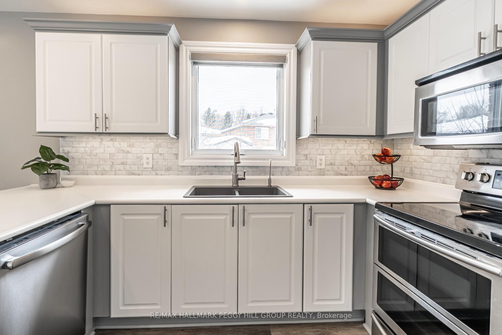Photo 4 of 106 Brennan Avenue, Barrie, South Shore — HOMEH