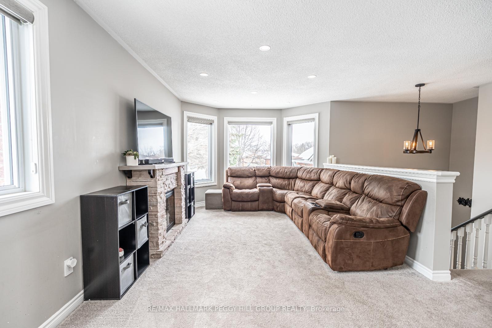 Photo 7 of 106 Brennan Avenue, Barrie, South Shore — HOMEH