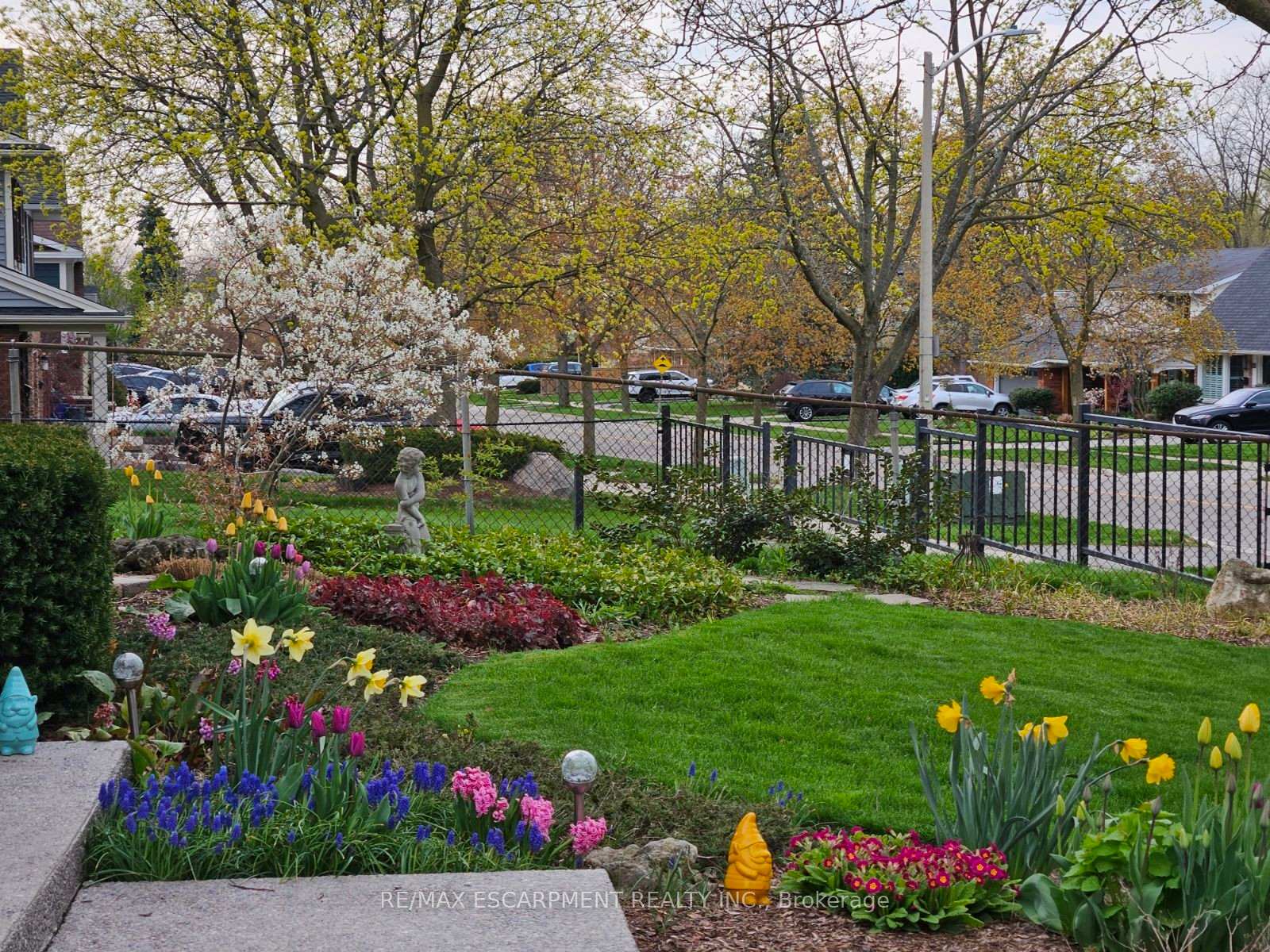 Photo 4 of 2014 Cavendish Drive, Burlington, Brant Hills — HOMEH