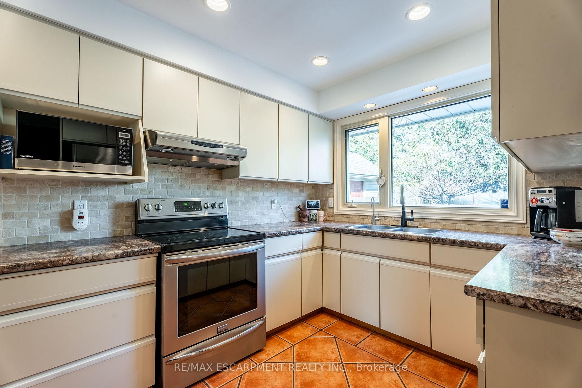 Photo 12 of 2014 Cavendish Drive, Burlington, Brant Hills — HOMEH