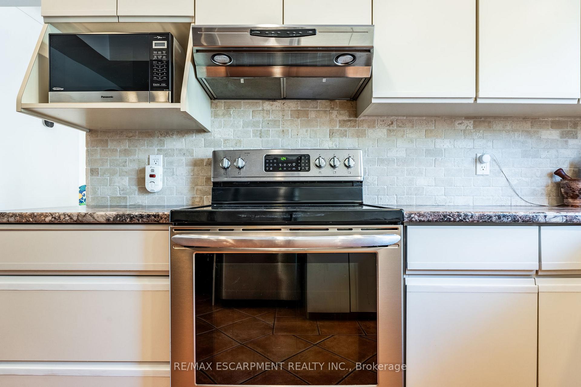 Photo 13 of 2014 Cavendish Drive, Burlington, Brant Hills — HOMEH