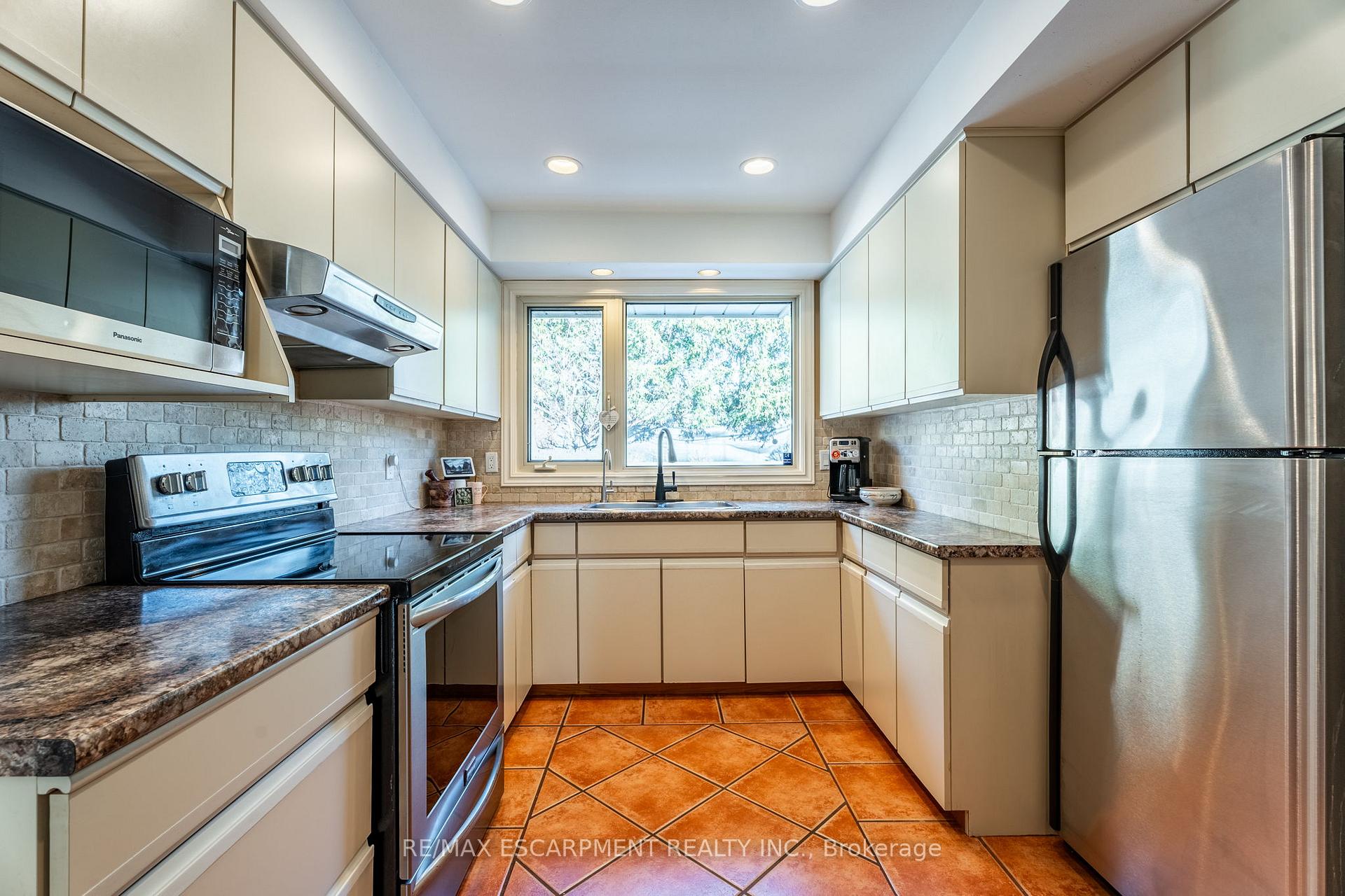 Photo 14 of 2014 Cavendish Drive, Burlington, Brant Hills — HOMEH
