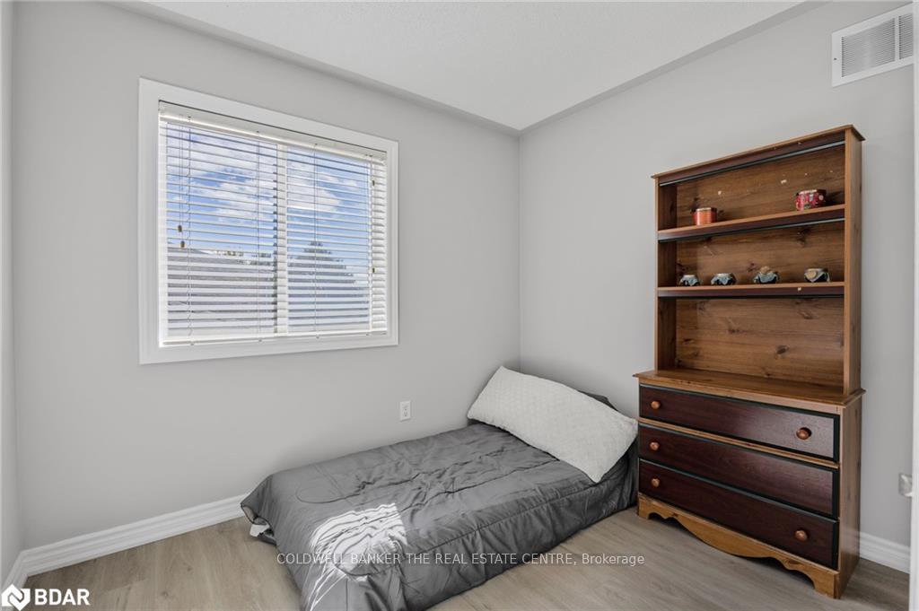 Photo 14 of 32 Jagges Drive, Barrie, Edgehill Drive — HOMEH
