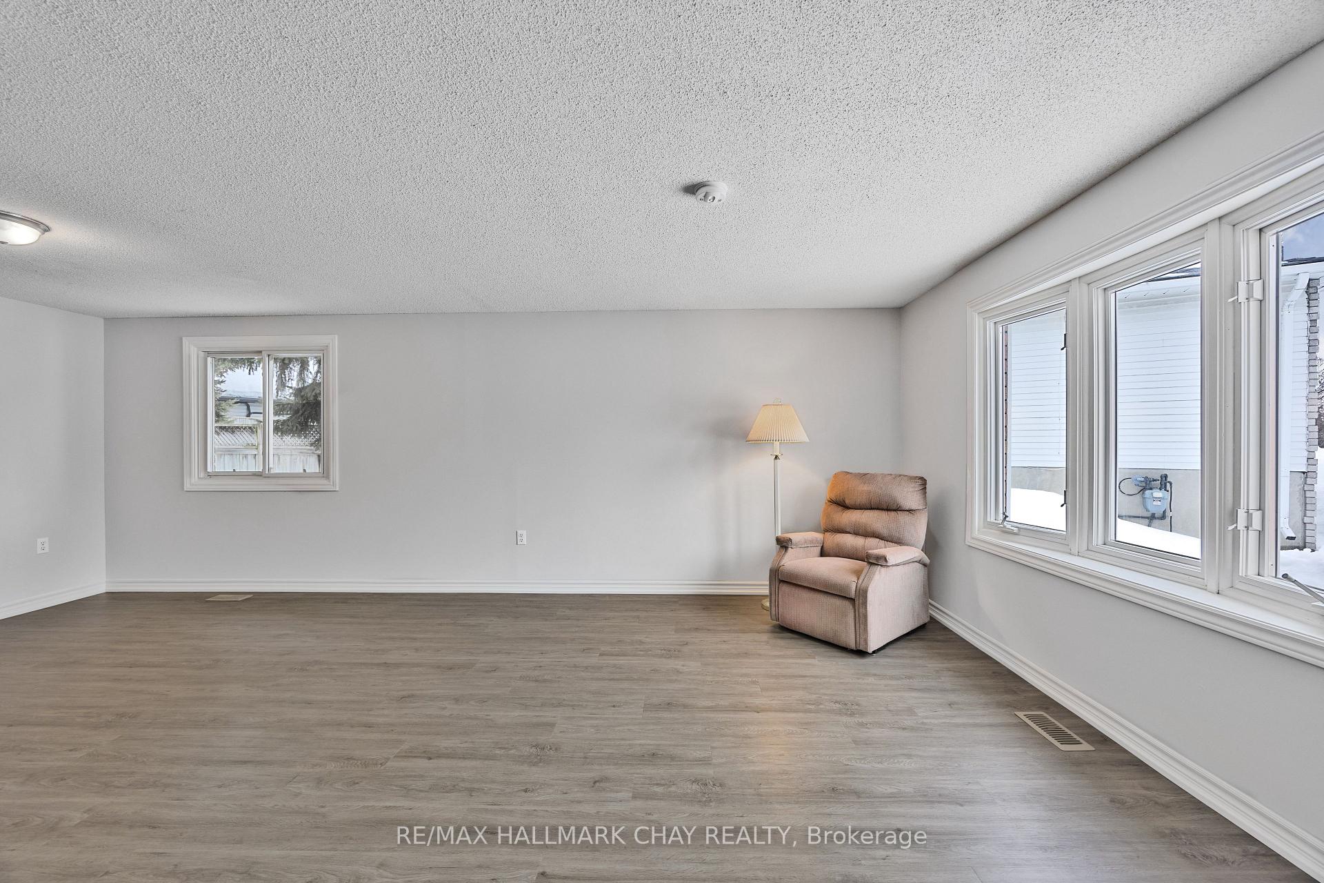 Photo 4 of 40 Sinclair Court, Barrie, Sunnidale — HOMEH