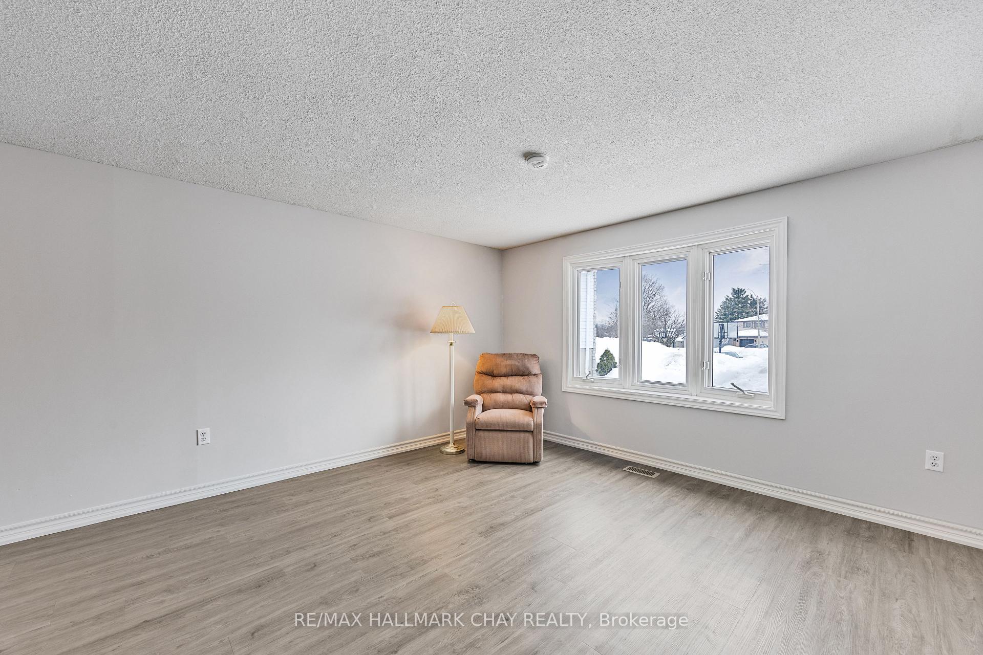 Photo 5 of 40 Sinclair Court, Barrie, Sunnidale — HOMEH