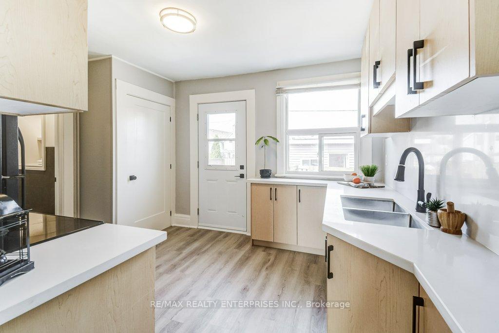Photo 15 of 1039.5 Cannon Street E, Hamilton, Crown Point — HOMEH
