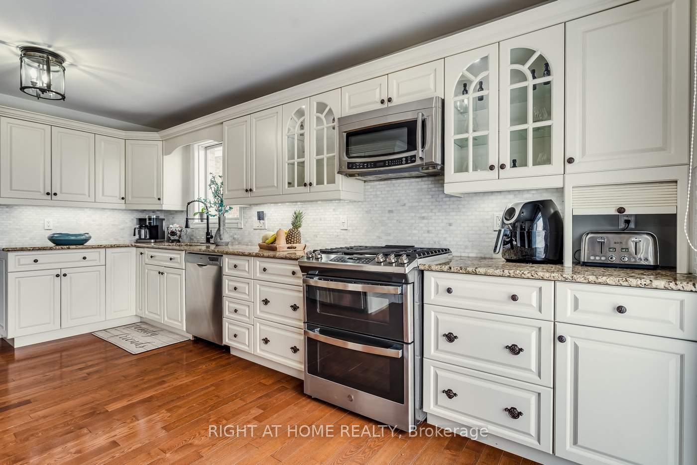 Photo 12 of 15 Horsfield Drive, Barrie, Northwest — HOMEH