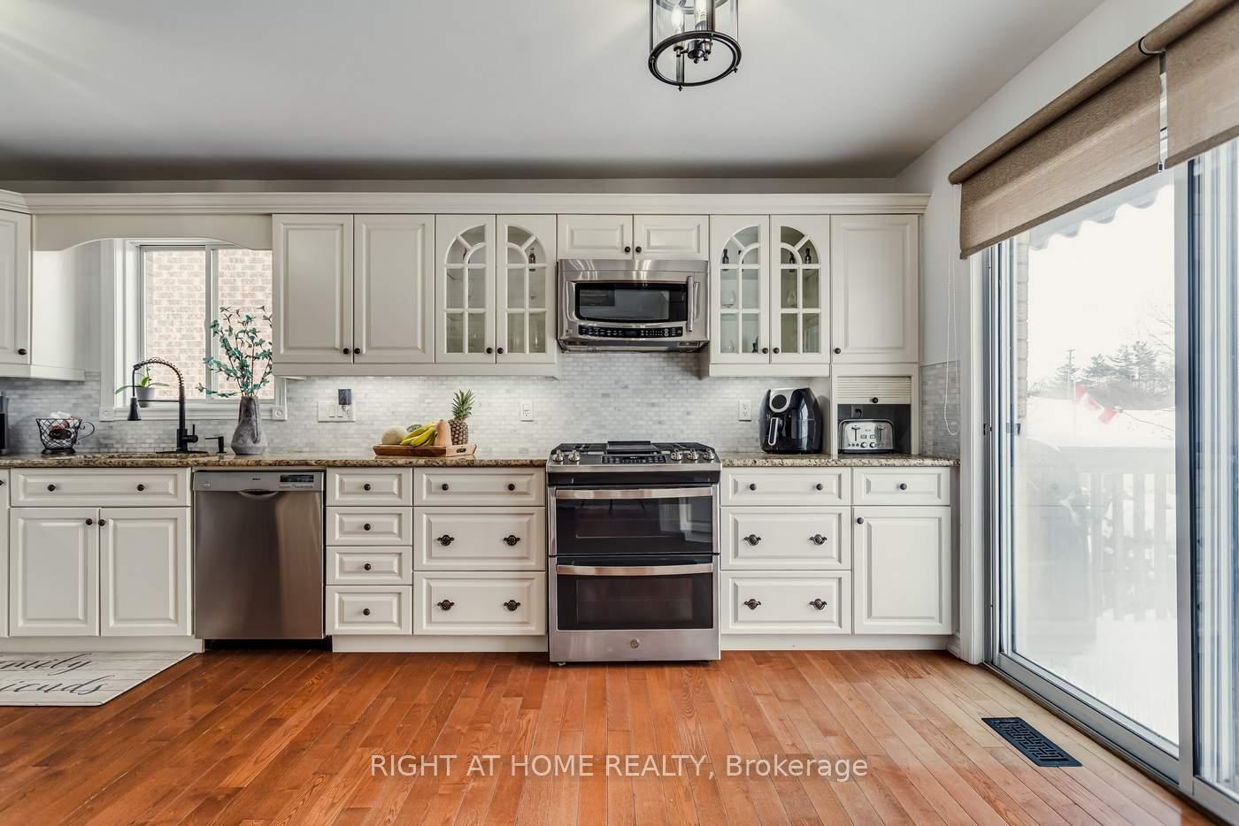 Photo 14 of 15 Horsfield Drive, Barrie, Northwest — HOMEH