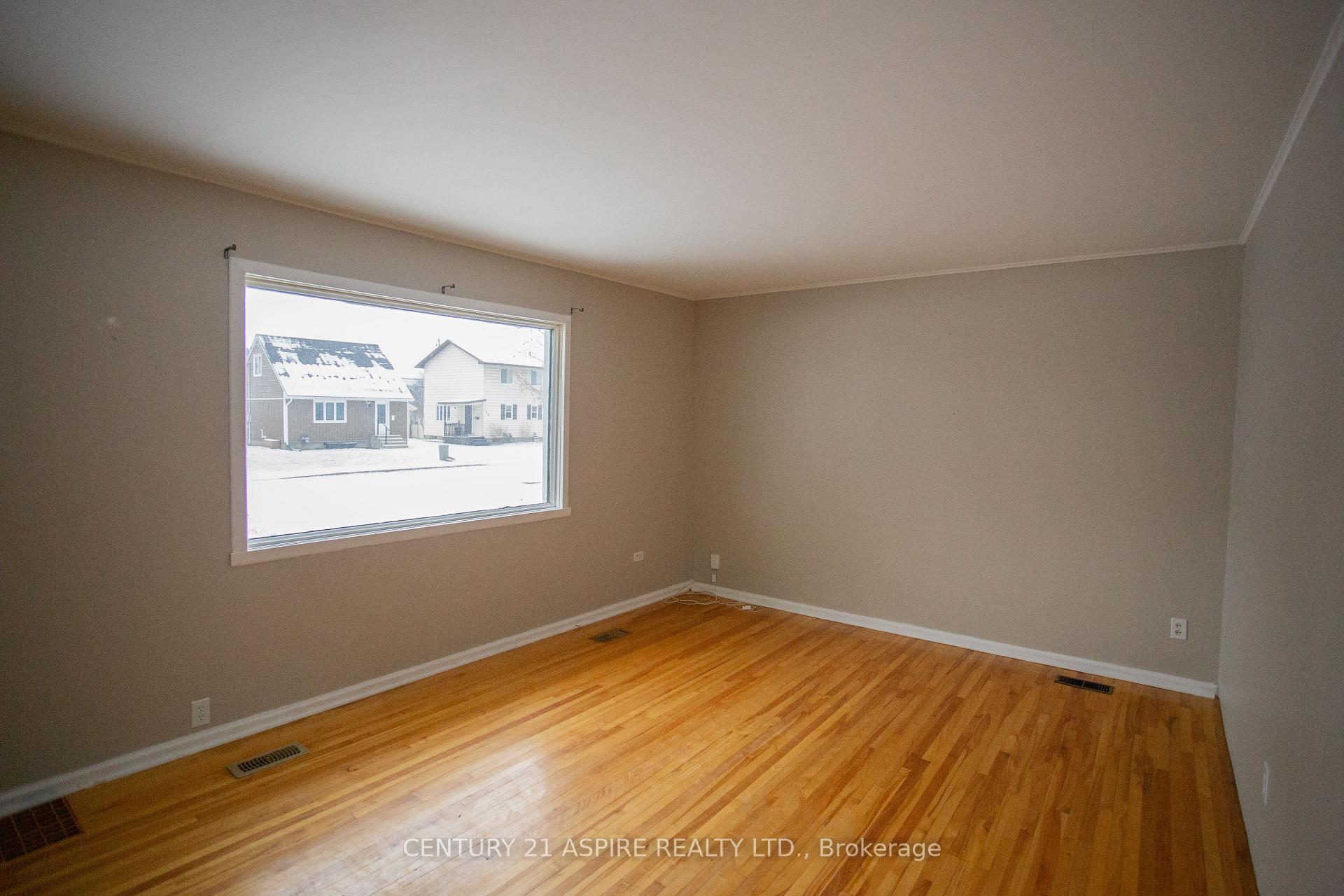 Photo 4 of 124 Third Avenue, Arnprior — HOMEH