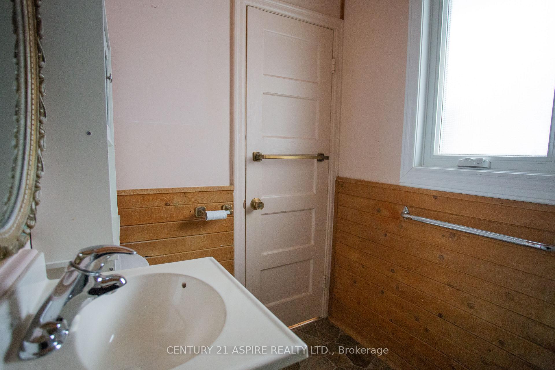 Photo 9 of 124 Third Avenue, Arnprior — HOMEH