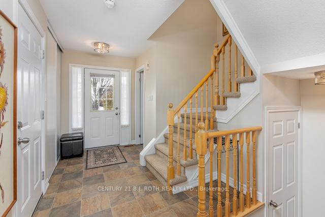 Photo 3 of 43 Heritage Court, Barrie, Painswick South — HOMEH