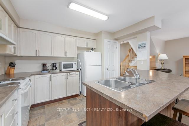 Photo 5 of 43 Heritage Court, Barrie, Painswick South — HOMEH
