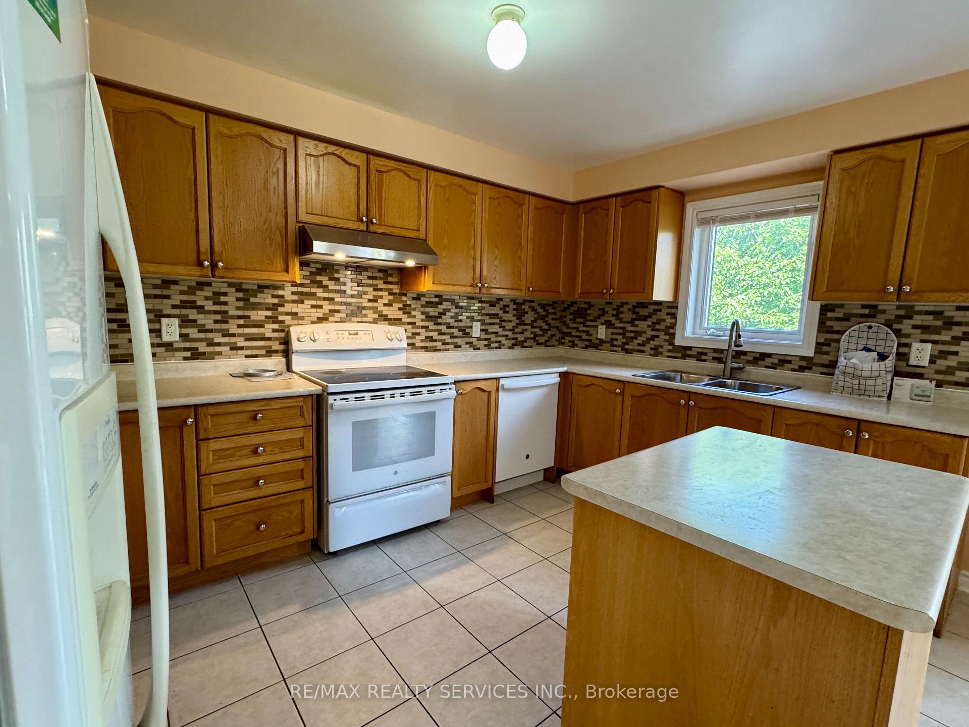 Photo 10 of 53 Echoridge Drive, Brampton, Fletcher's Meadow — HOMEH