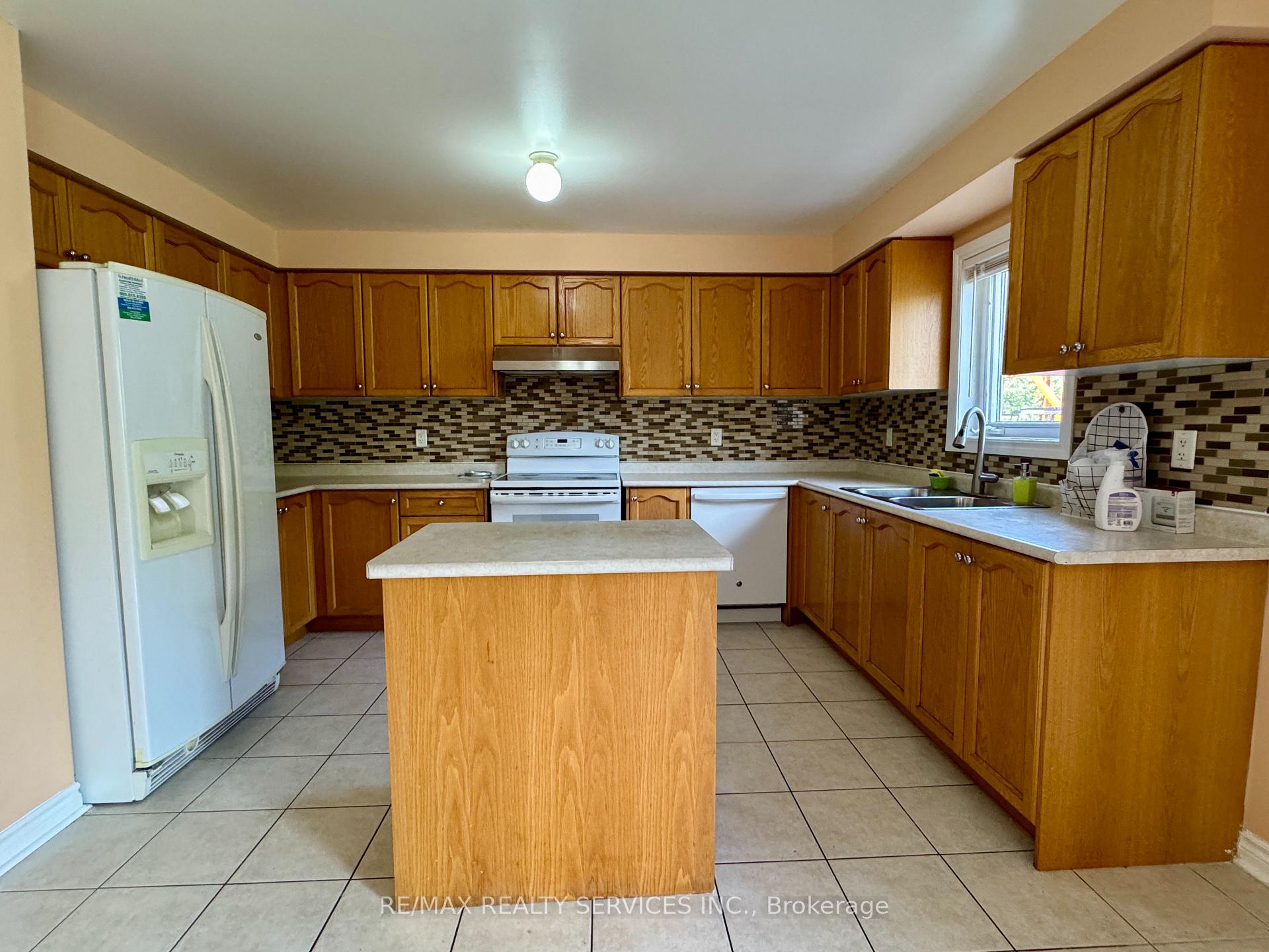 Photo 11 of 53 Echoridge Drive, Brampton, Fletcher's Meadow — HOMEH