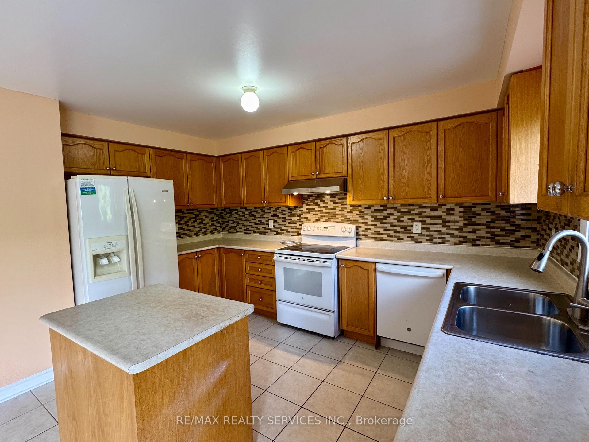 Photo 12 of 53 Echoridge Drive, Brampton, Fletcher's Meadow — HOMEH