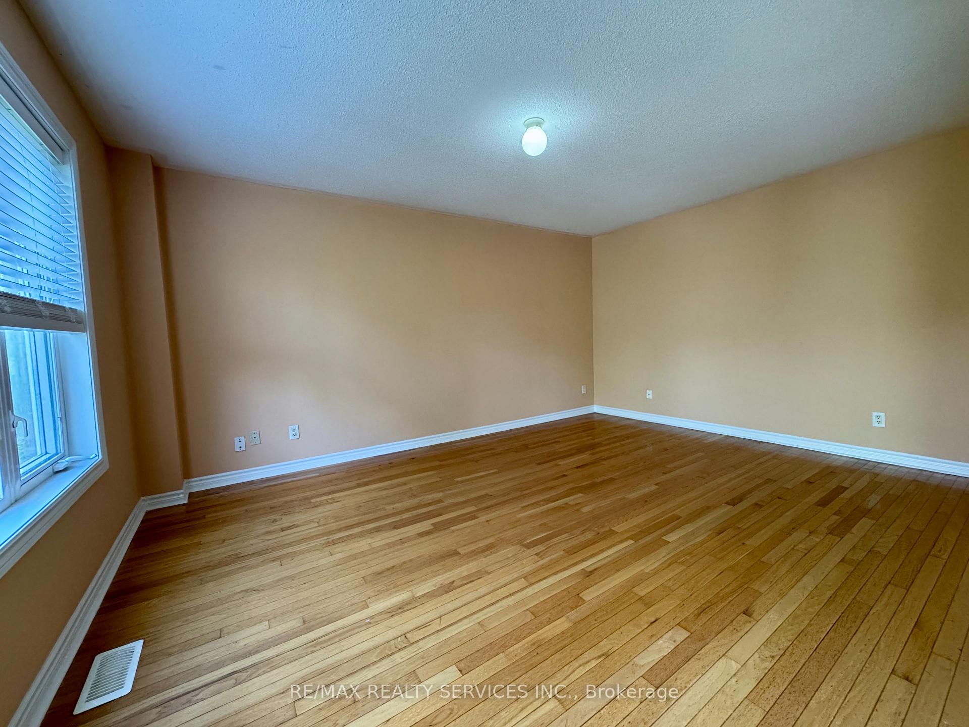 Photo 16 of 53 Echoridge Drive, Brampton, Fletcher's Meadow — HOMEH