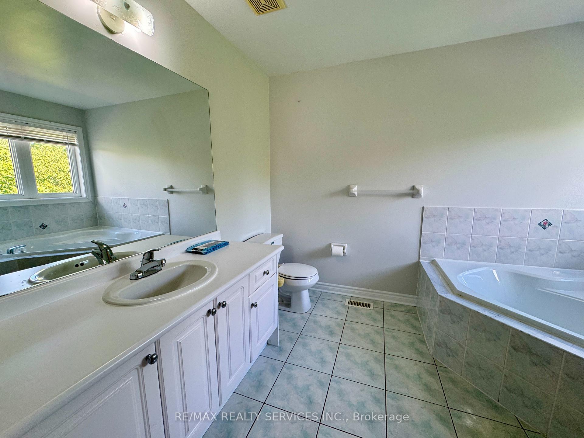 Photo 25 of 53 Echoridge Drive, Brampton, Fletcher's Meadow — HOMEH