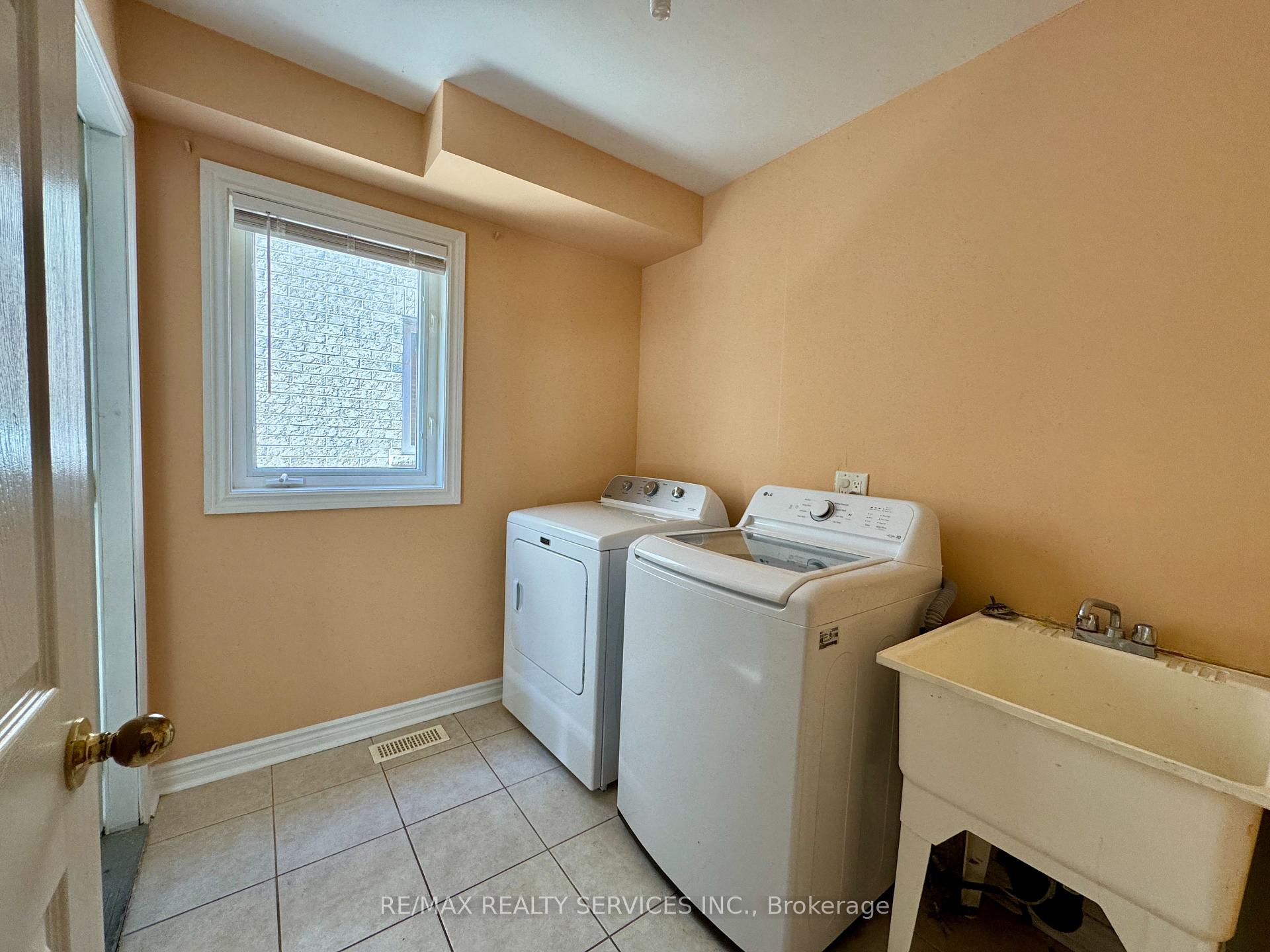 Photo 34 of 53 Echoridge Drive, Brampton, Fletcher's Meadow — HOMEH
