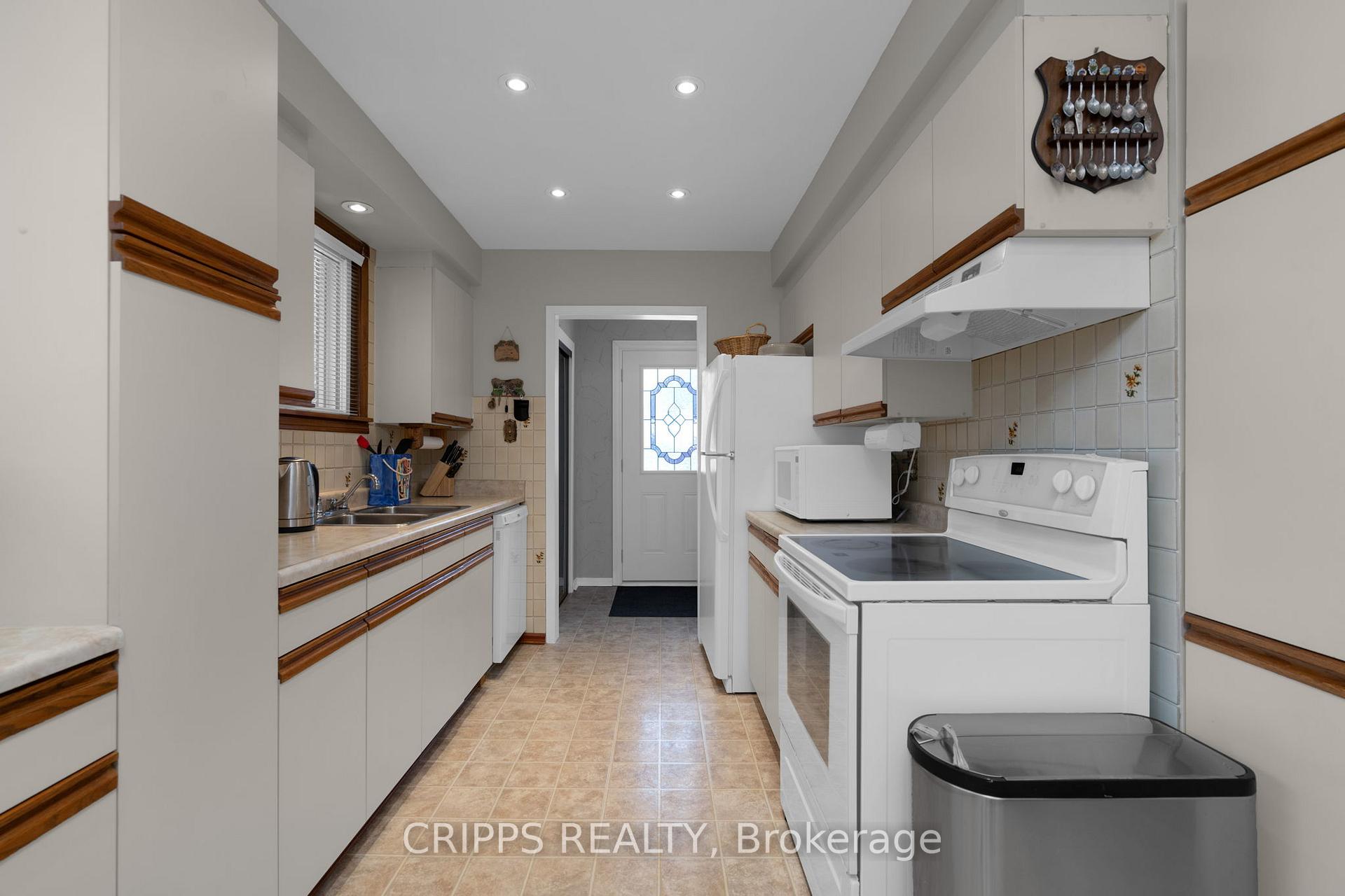 Photo 11 of 6 Lonsdale Place, Barrie, Grove East — HOMEH