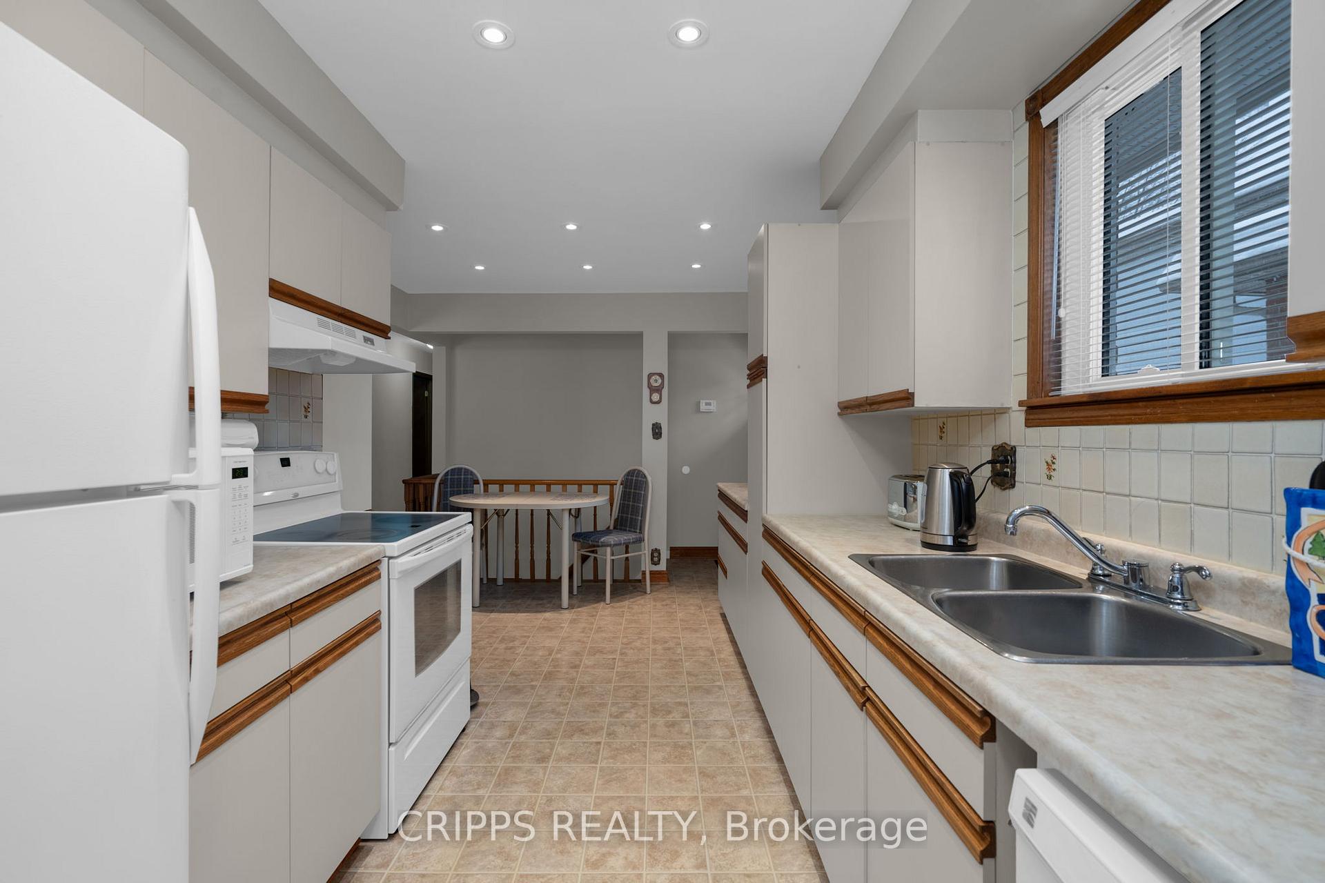 Photo 12 of 6 Lonsdale Place, Barrie, Grove East — HOMEH