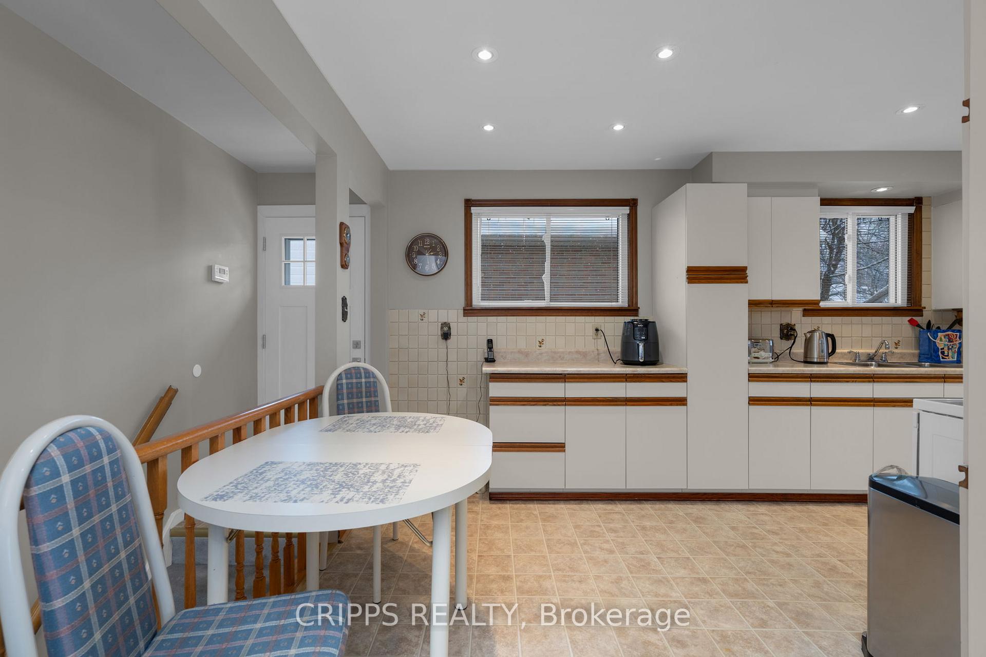 Photo 13 of 6 Lonsdale Place, Barrie, Grove East — HOMEH