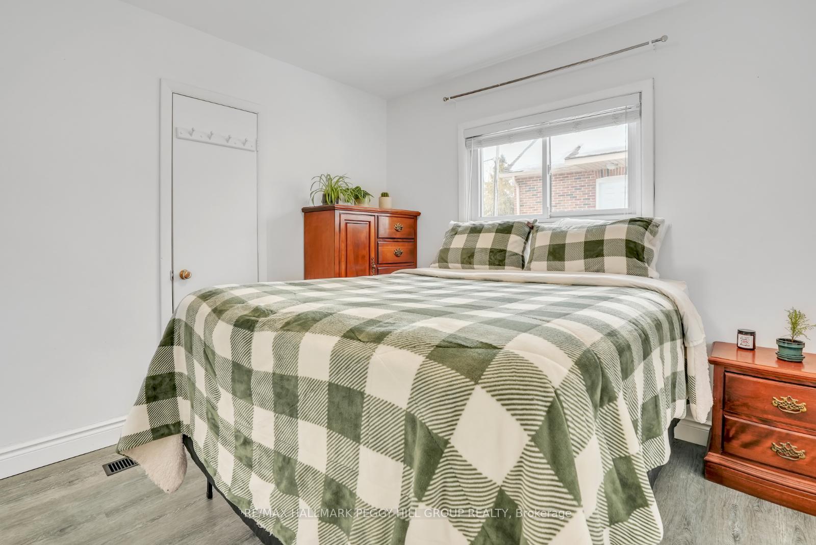 Photo 10 of 8 Boys Street N, Barrie, Queen's Park — HOMEH
