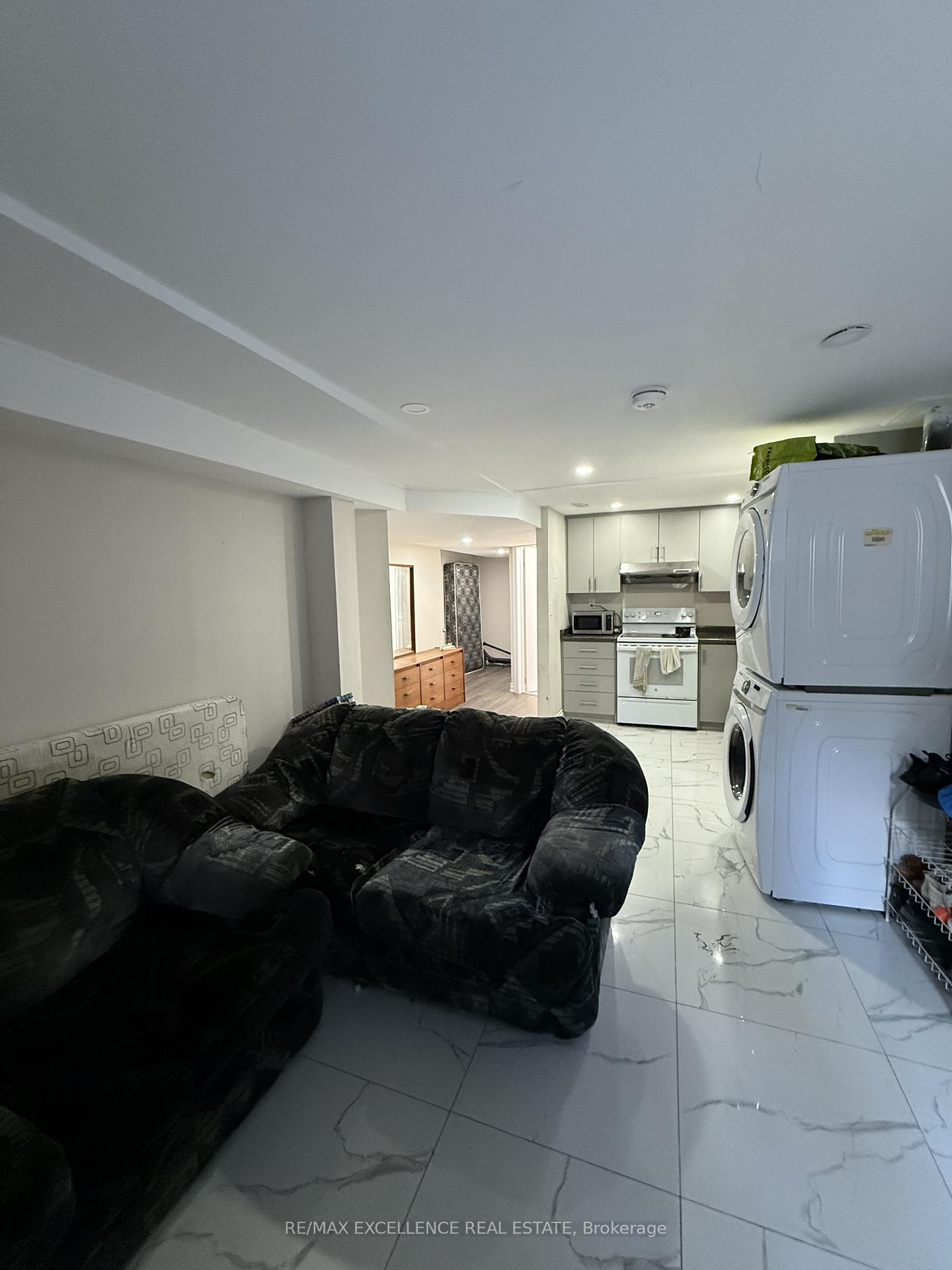 Photo 3 of 37 Rocky Mountain Crescent, Brampton, Sandringham-Wellington — HOMEH