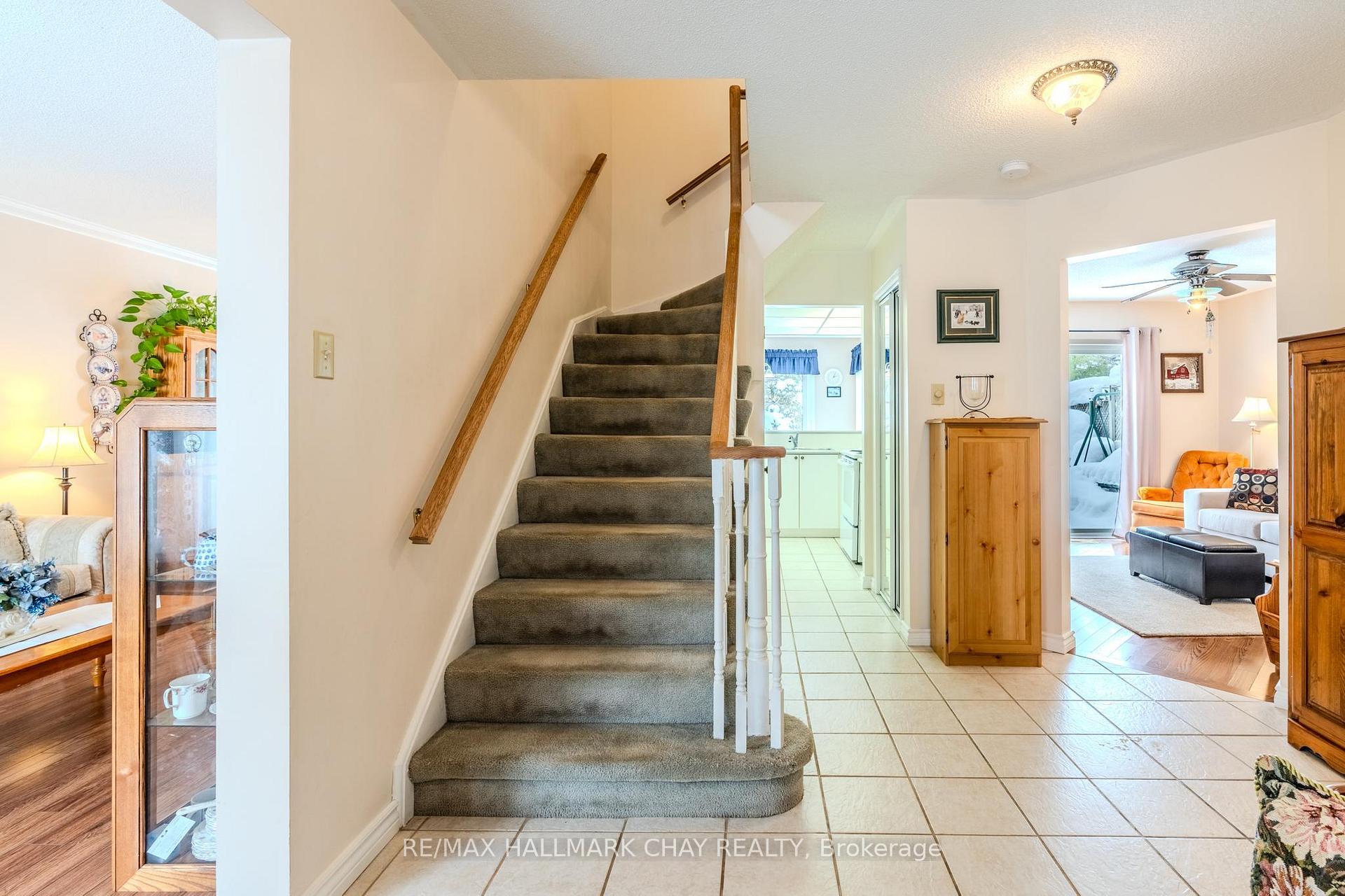 Photo 6 of 33 Irwin Drive, Barrie, Northwest — HOMEH